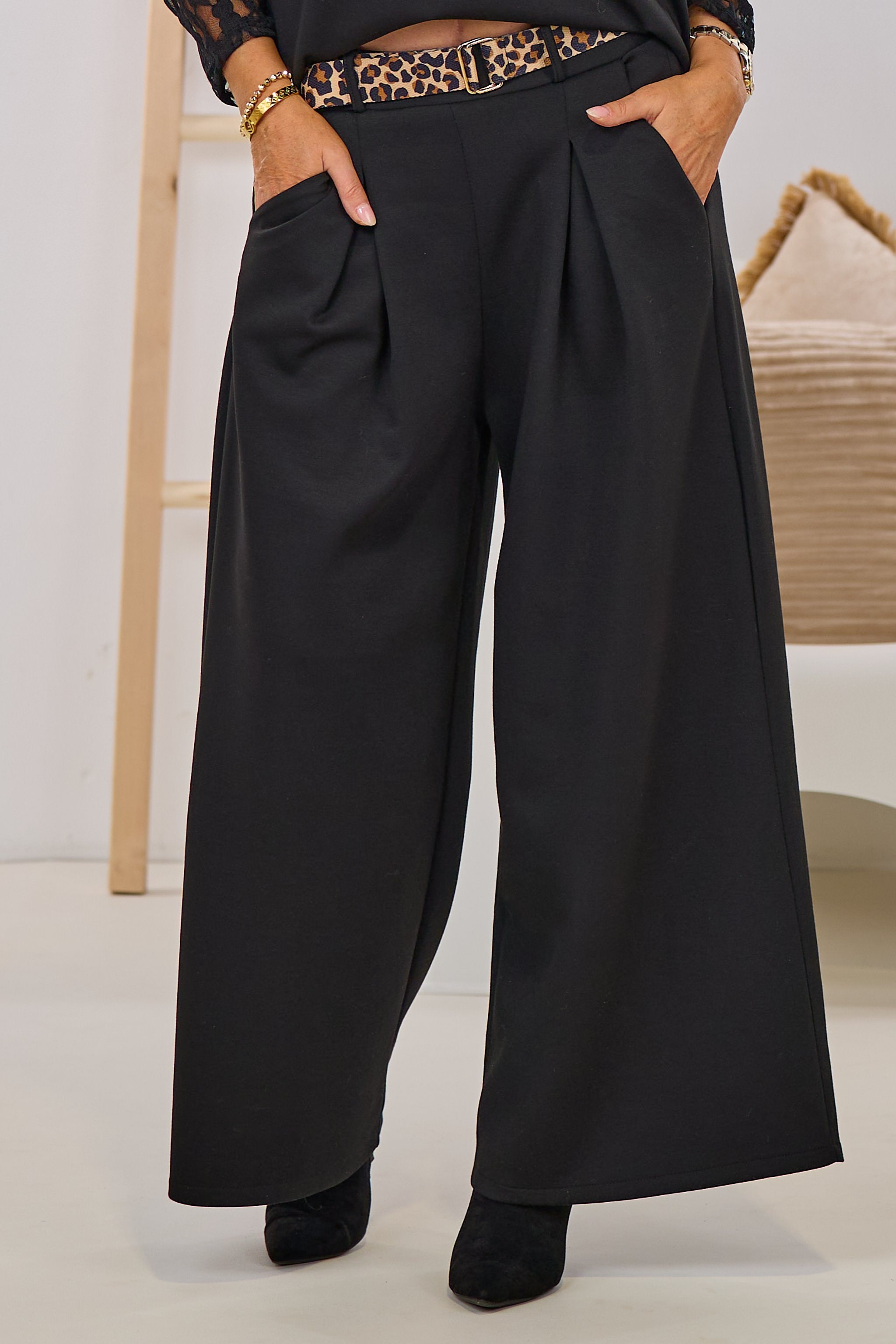 Cozy Hose mit weiten Kellerfalten, schwarz