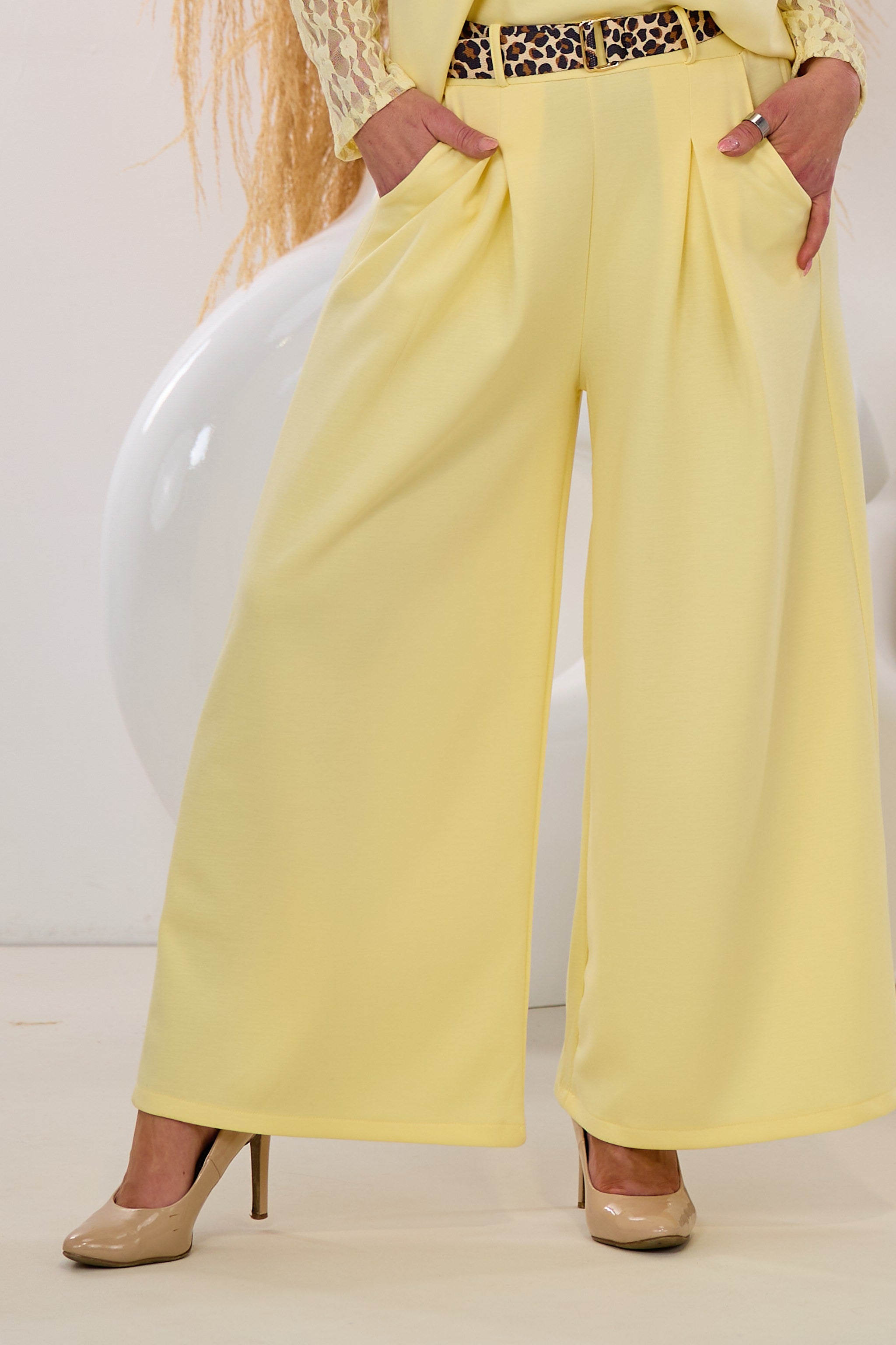 Cozy Hose mit weiten Kellerfalten, gelb