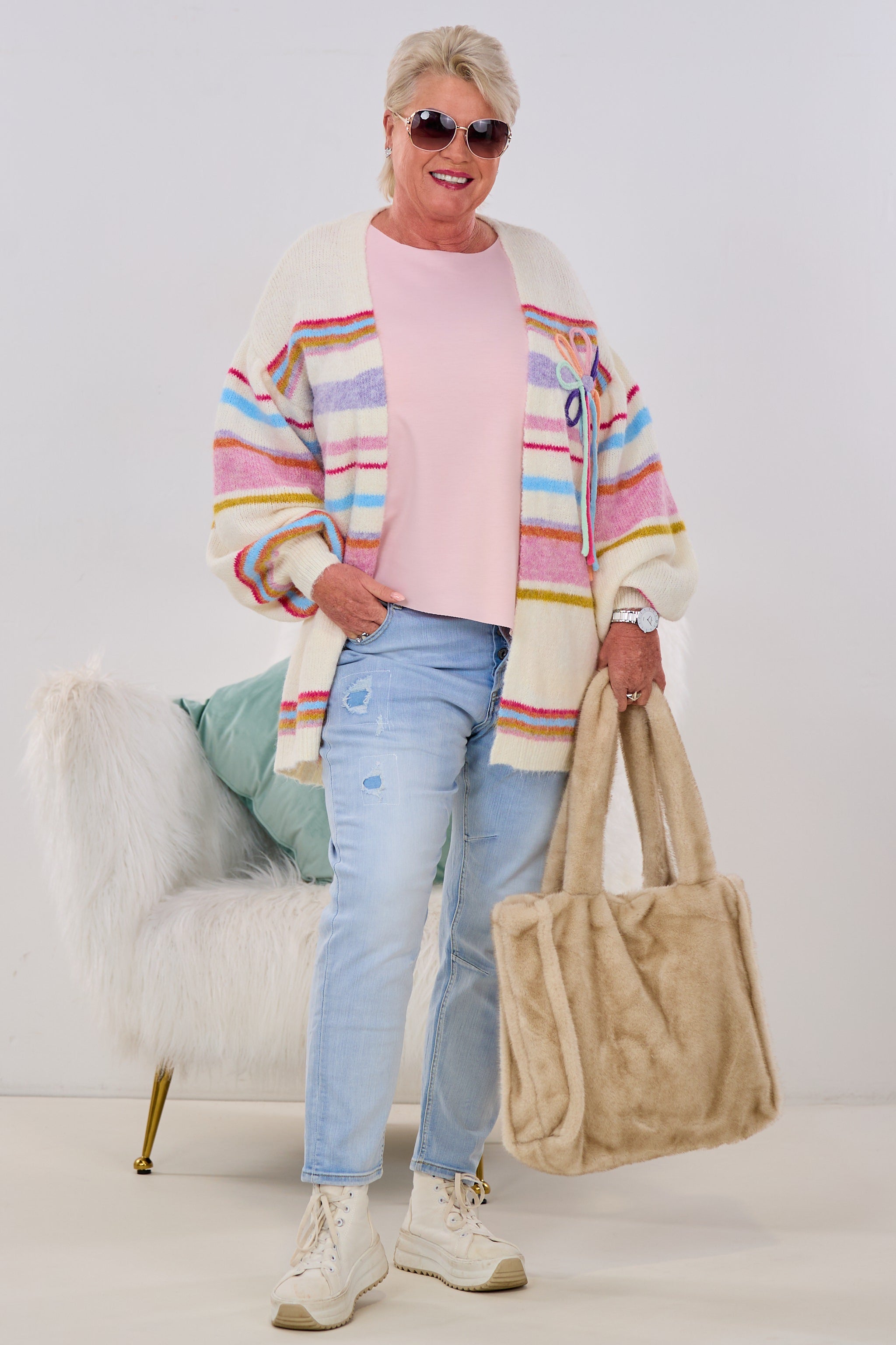 Cardigan mit bunter Blüte, ecru-bunt-gestreift