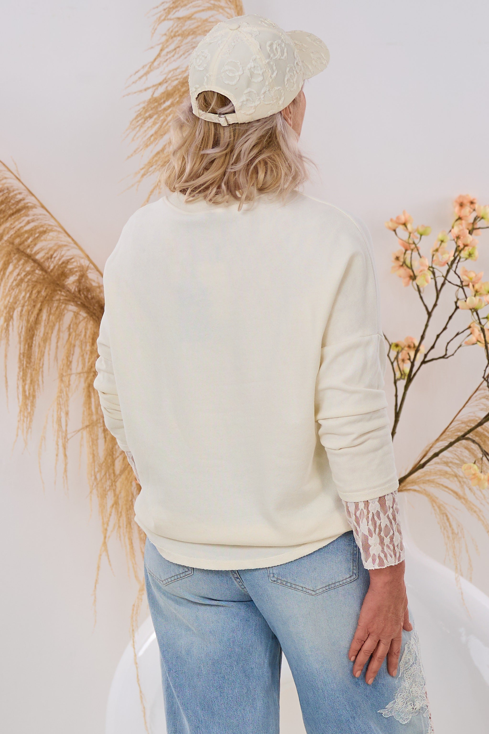 Leichtes Sweaty mit kleiner Tasche, creme