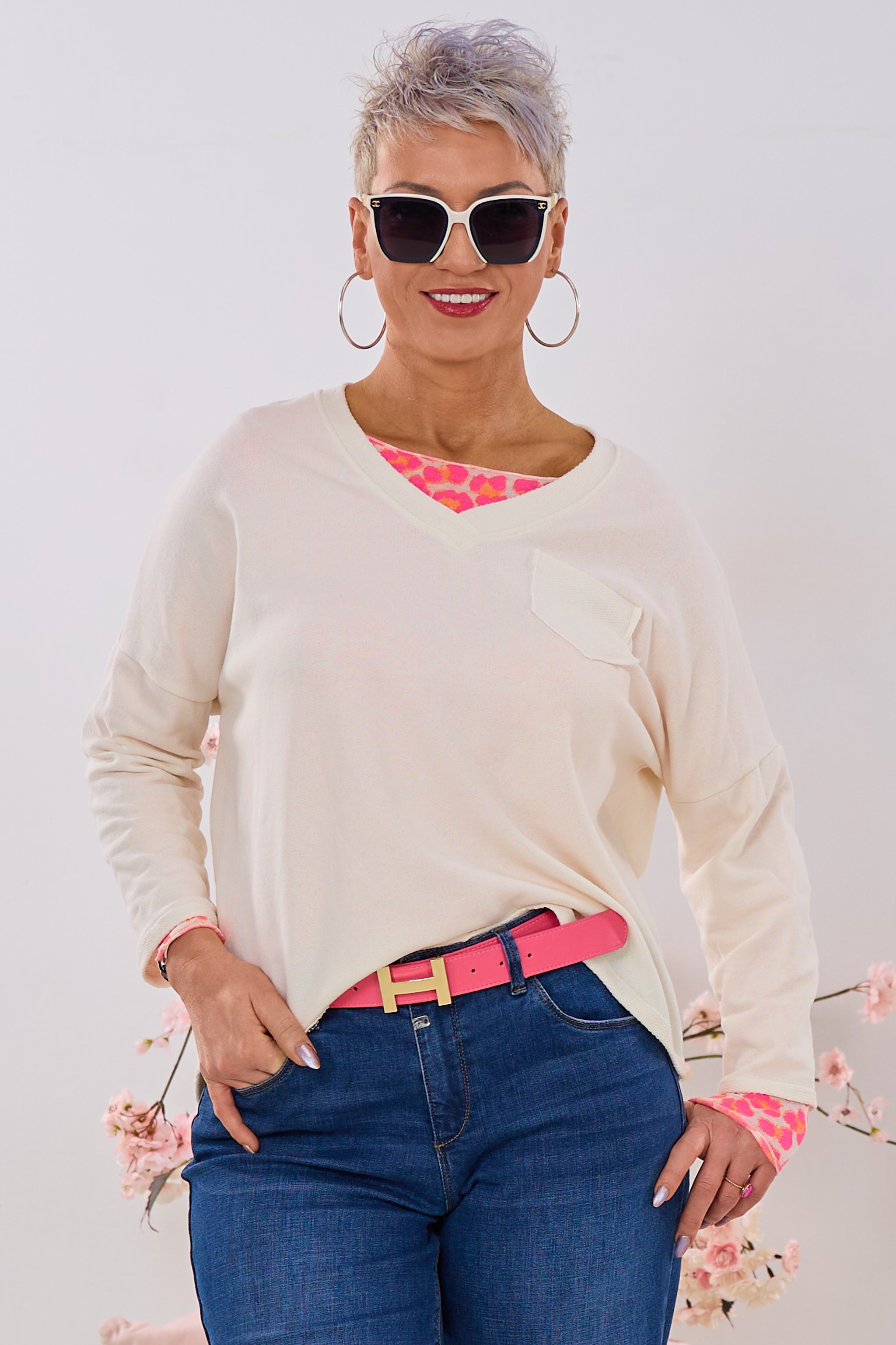 Lightweight sweat shirt with small pocket, cream