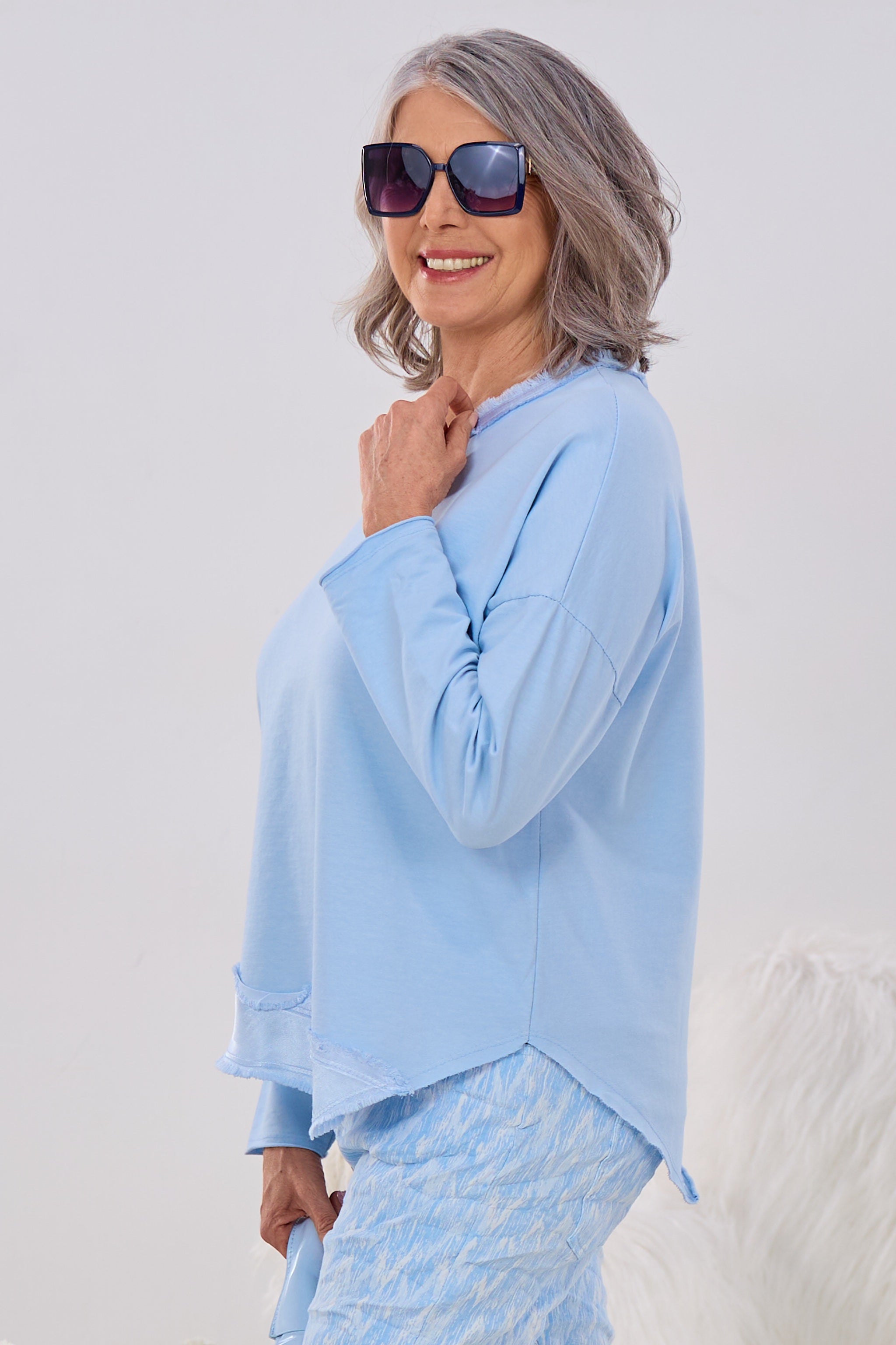 Shirt mit glänzendem, schrägen Abschluss, hellblau