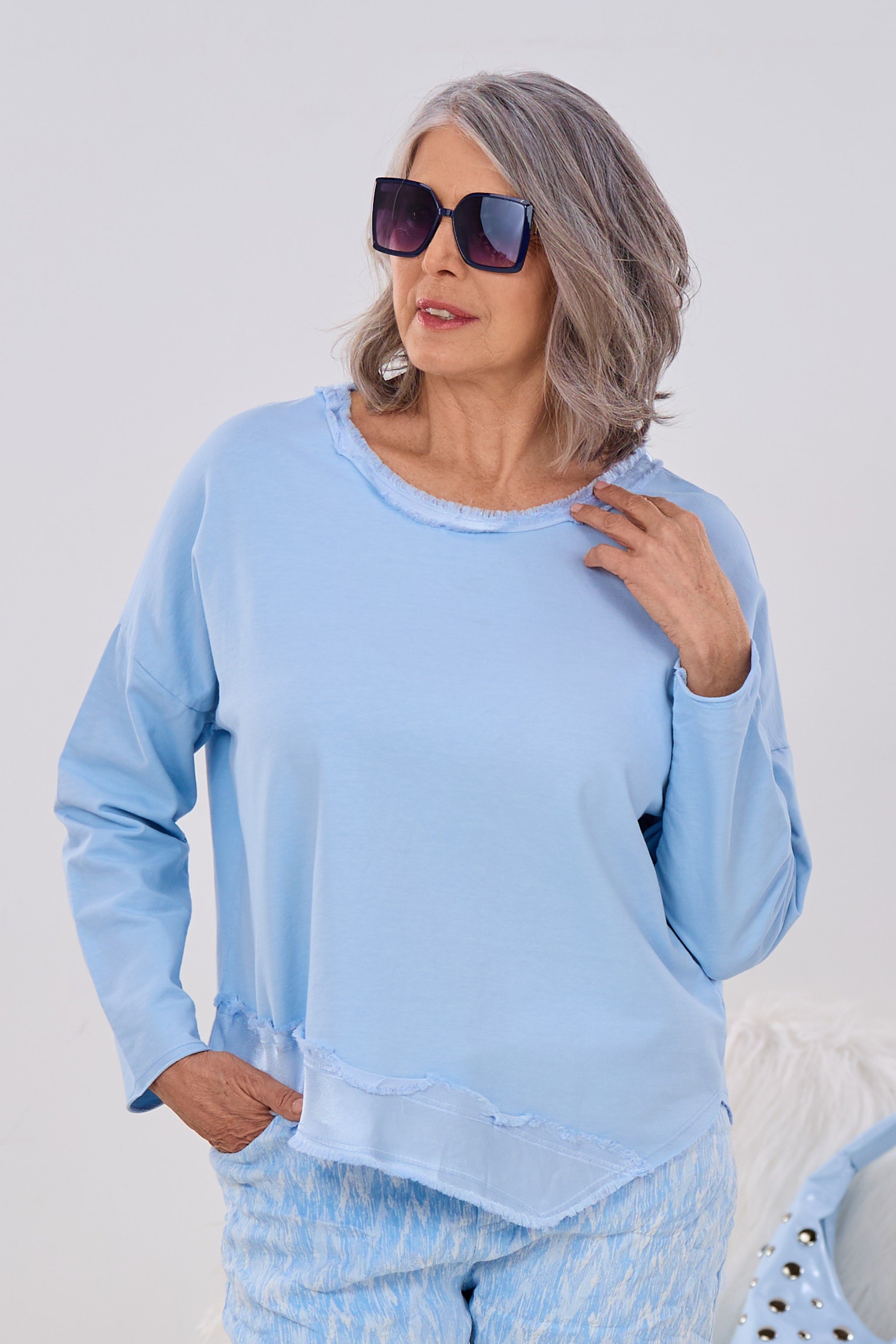 Shirt mit glänzendem, schrägen Abschluss, hellblau