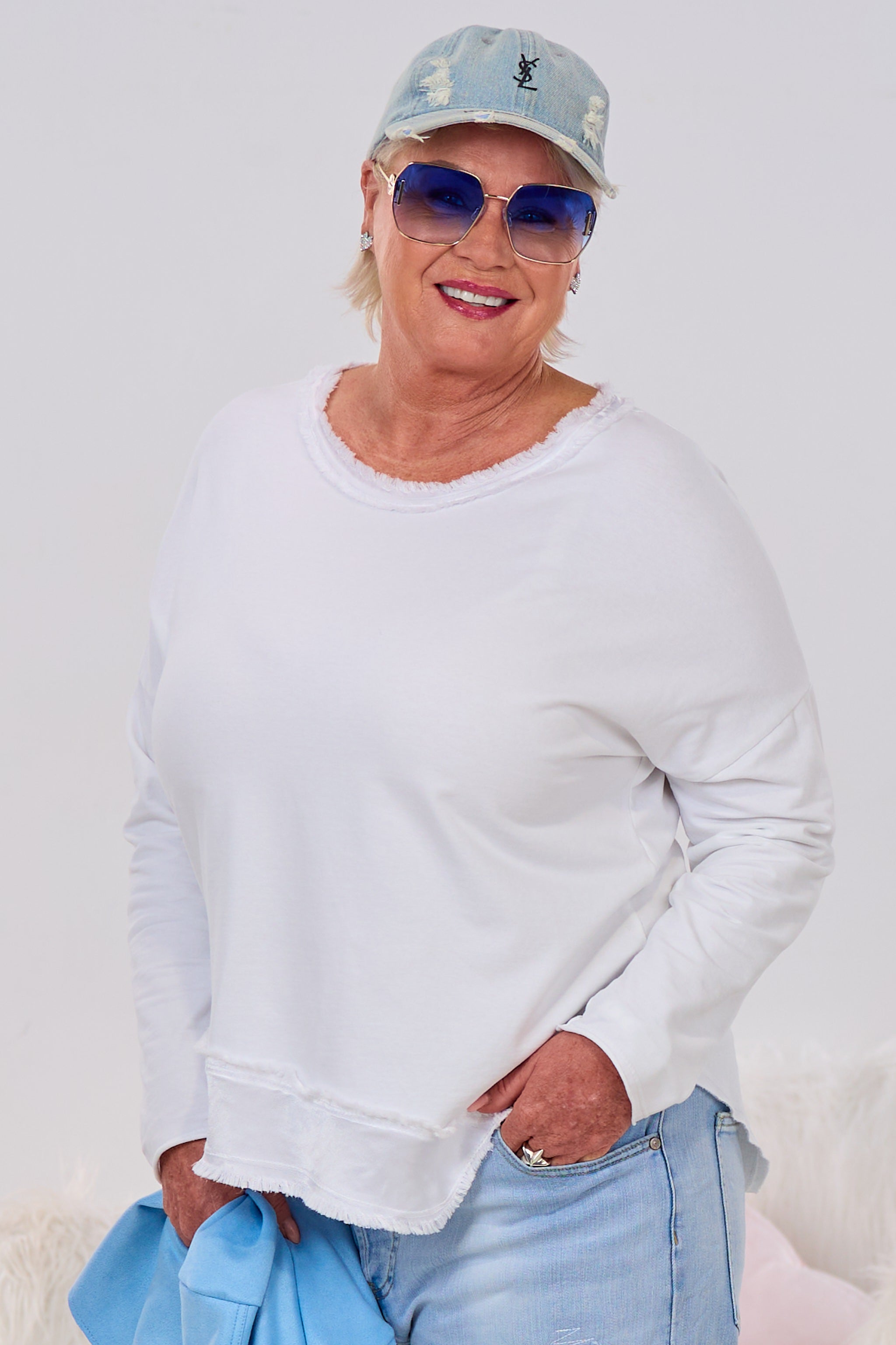 Shirt mit glänzendem, schrägen Abschluss, weiß