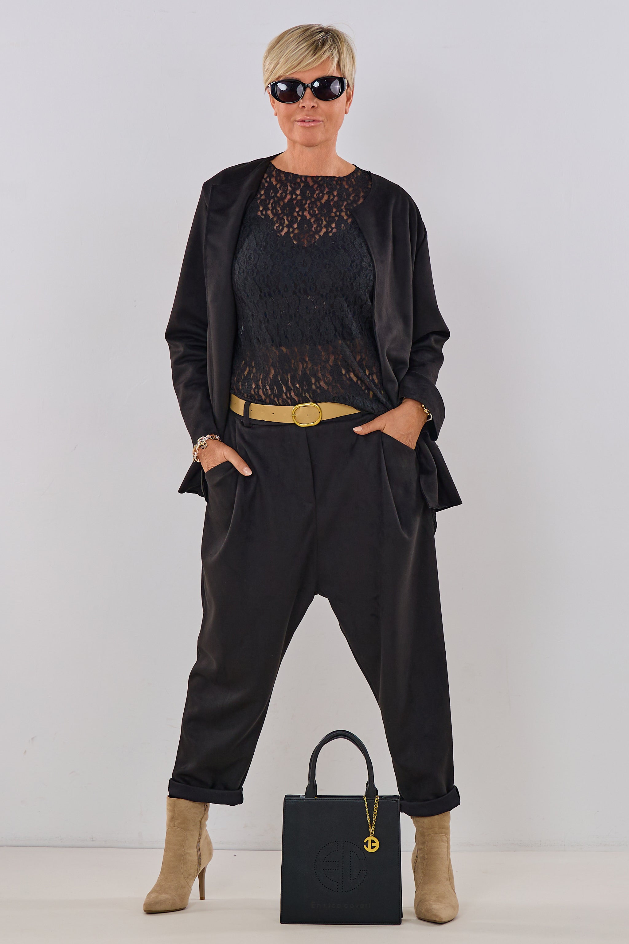 Elegante Baggy mit Gürtel, schwarz