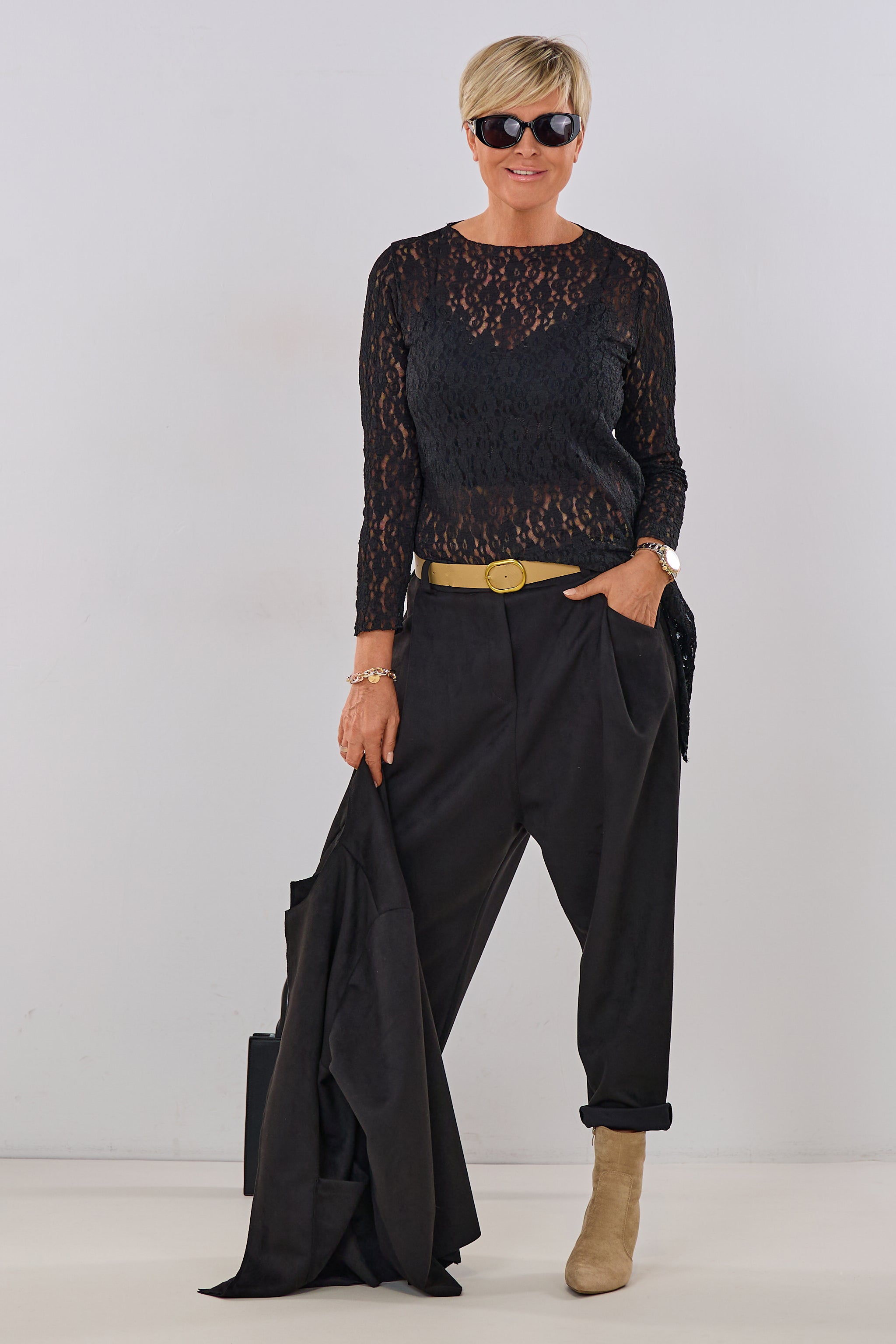 Elegante Baggy mit Gürtel, schwarz