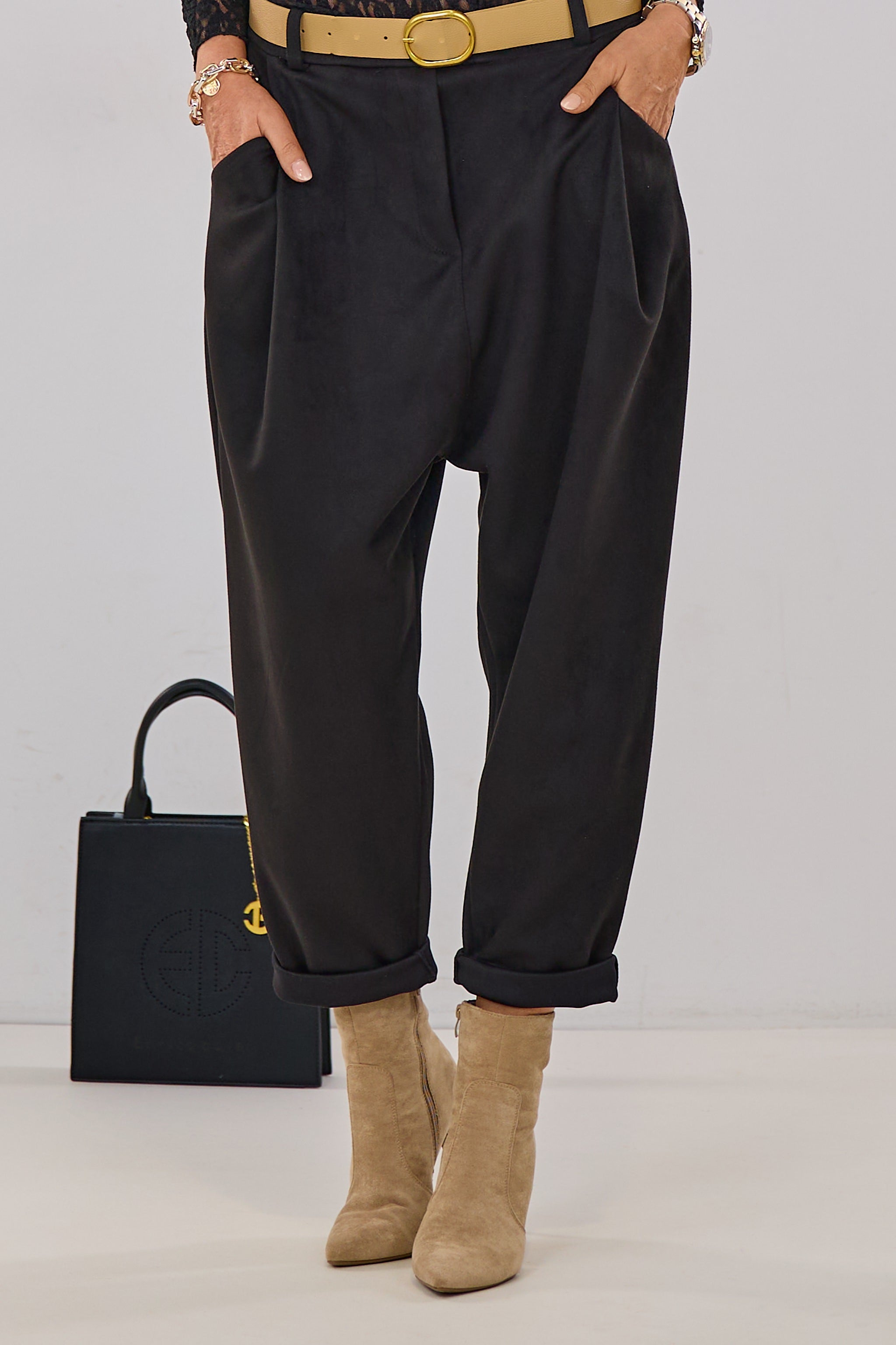 Elegante Baggy mit Gürtel, schwarz