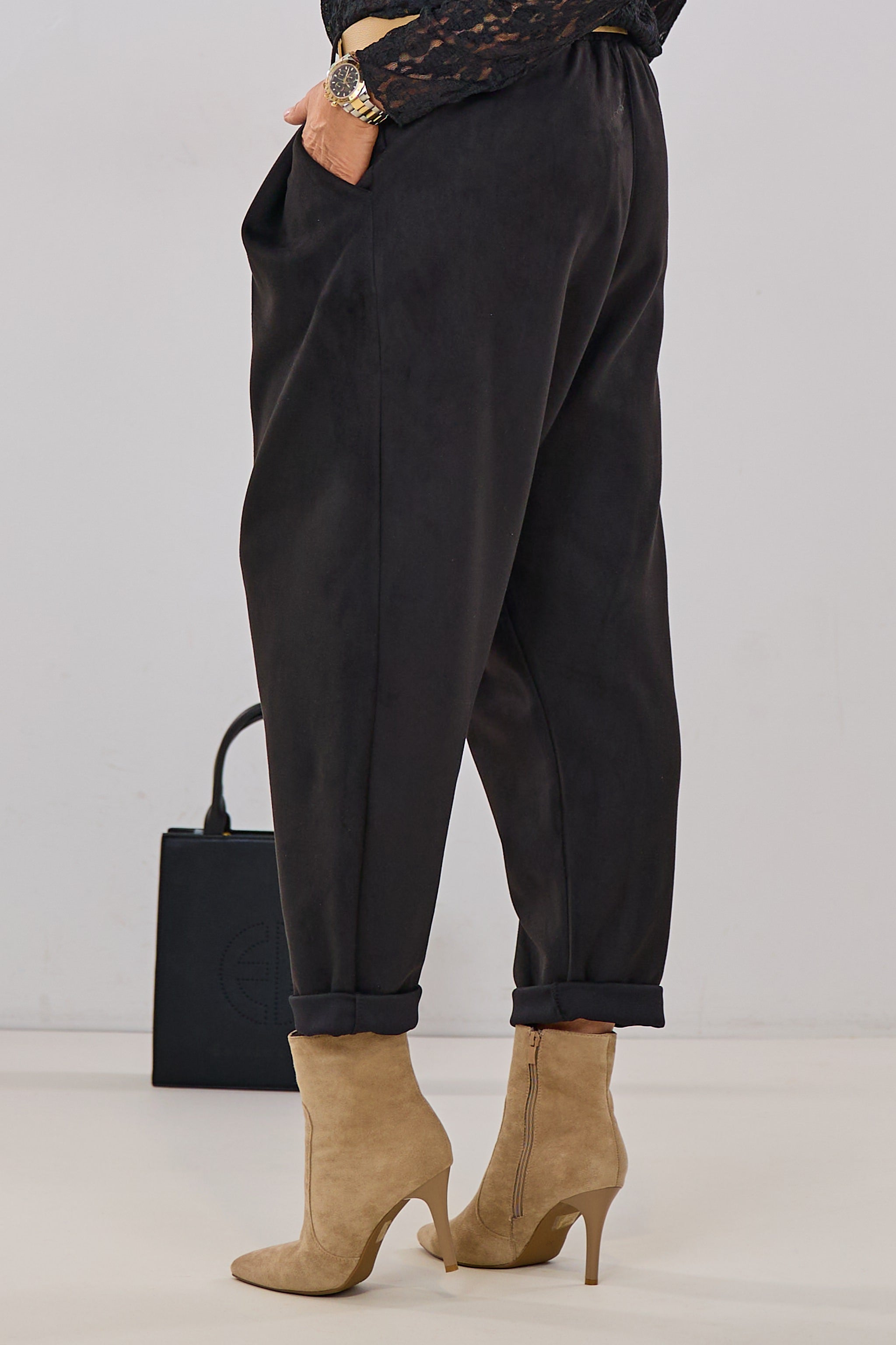 Elegante Baggy mit Gürtel, schwarz