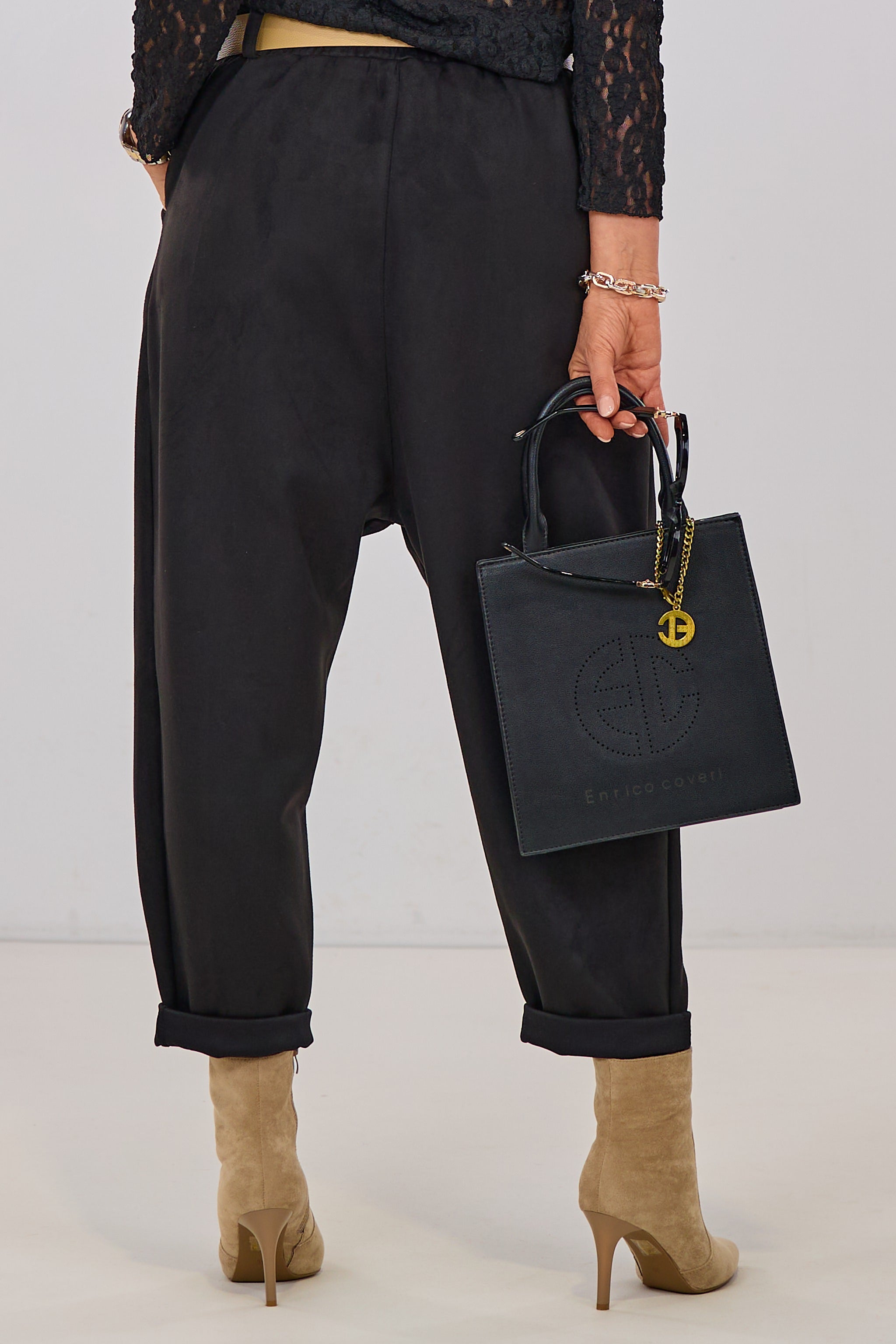 Elegante Baggy mit Gürtel, schwarz