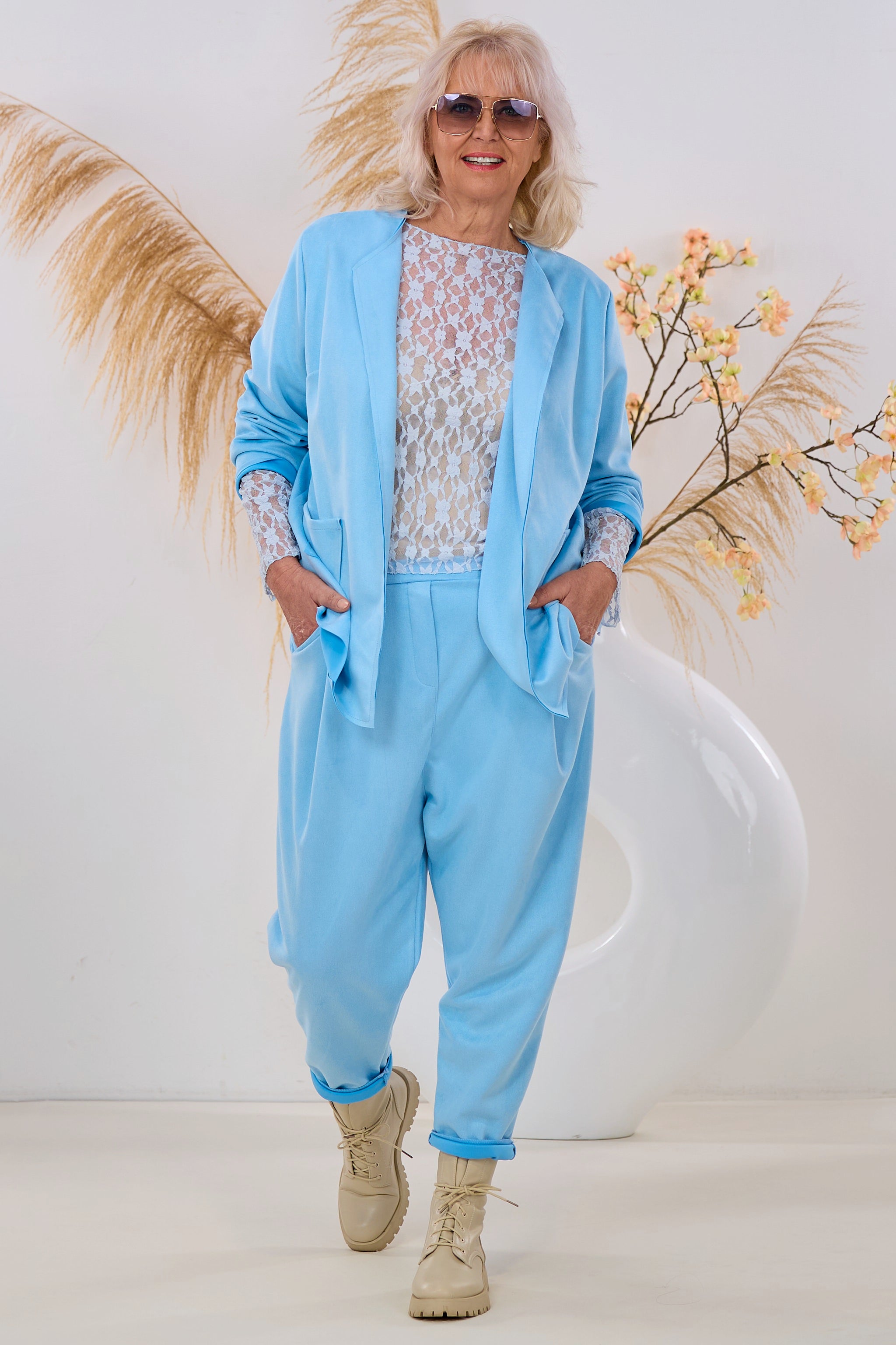 Elegante Baggy mit Gürtel, hellblau