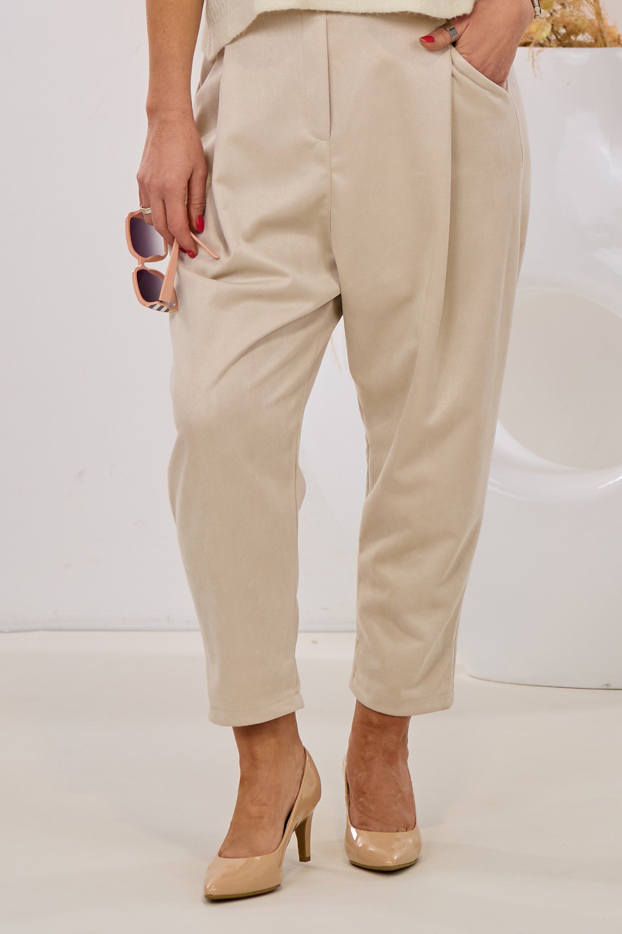 Elegante Baggy mit Gürtel, beige