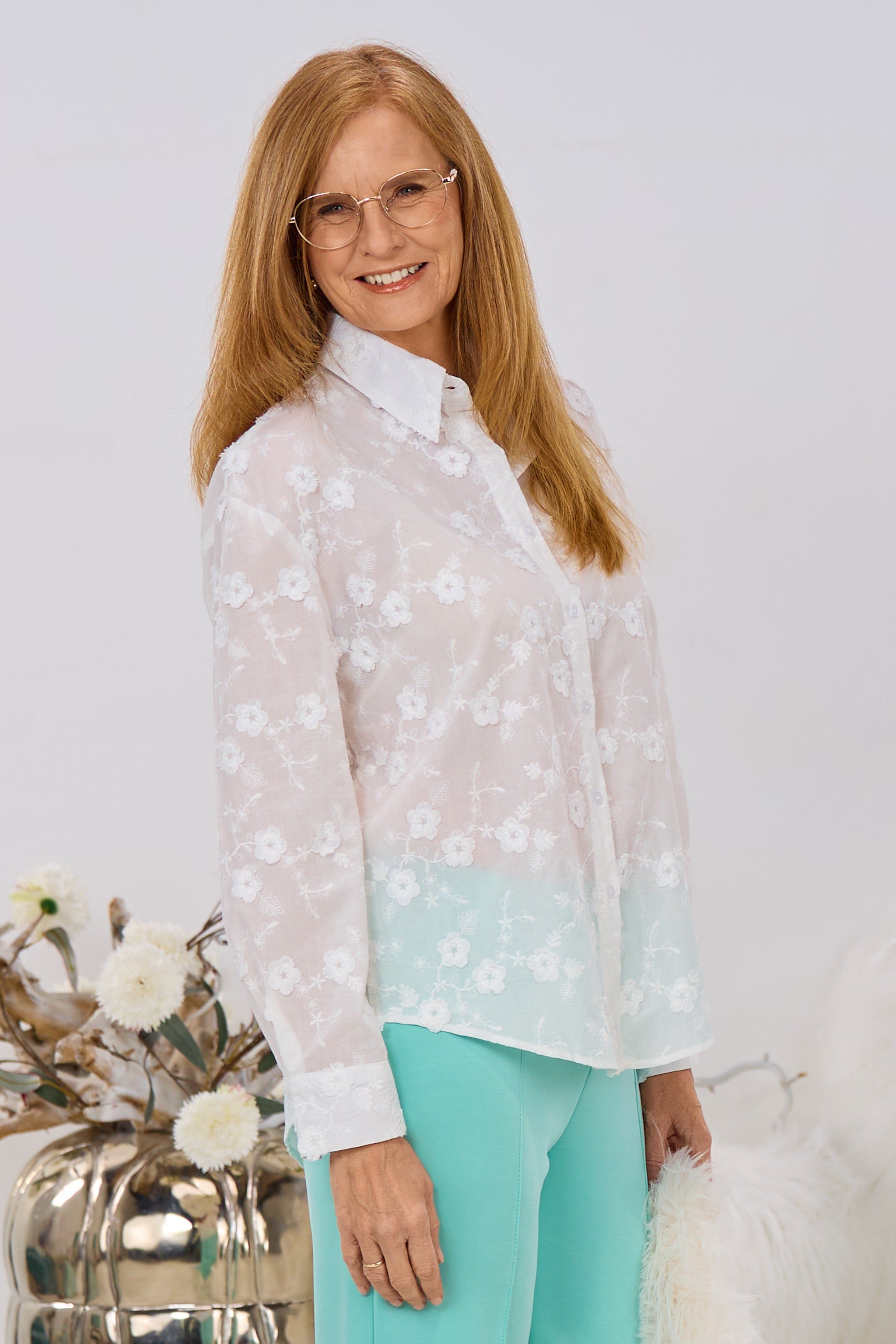 Bestickte Bluse mit kleinen Blumen, weiß