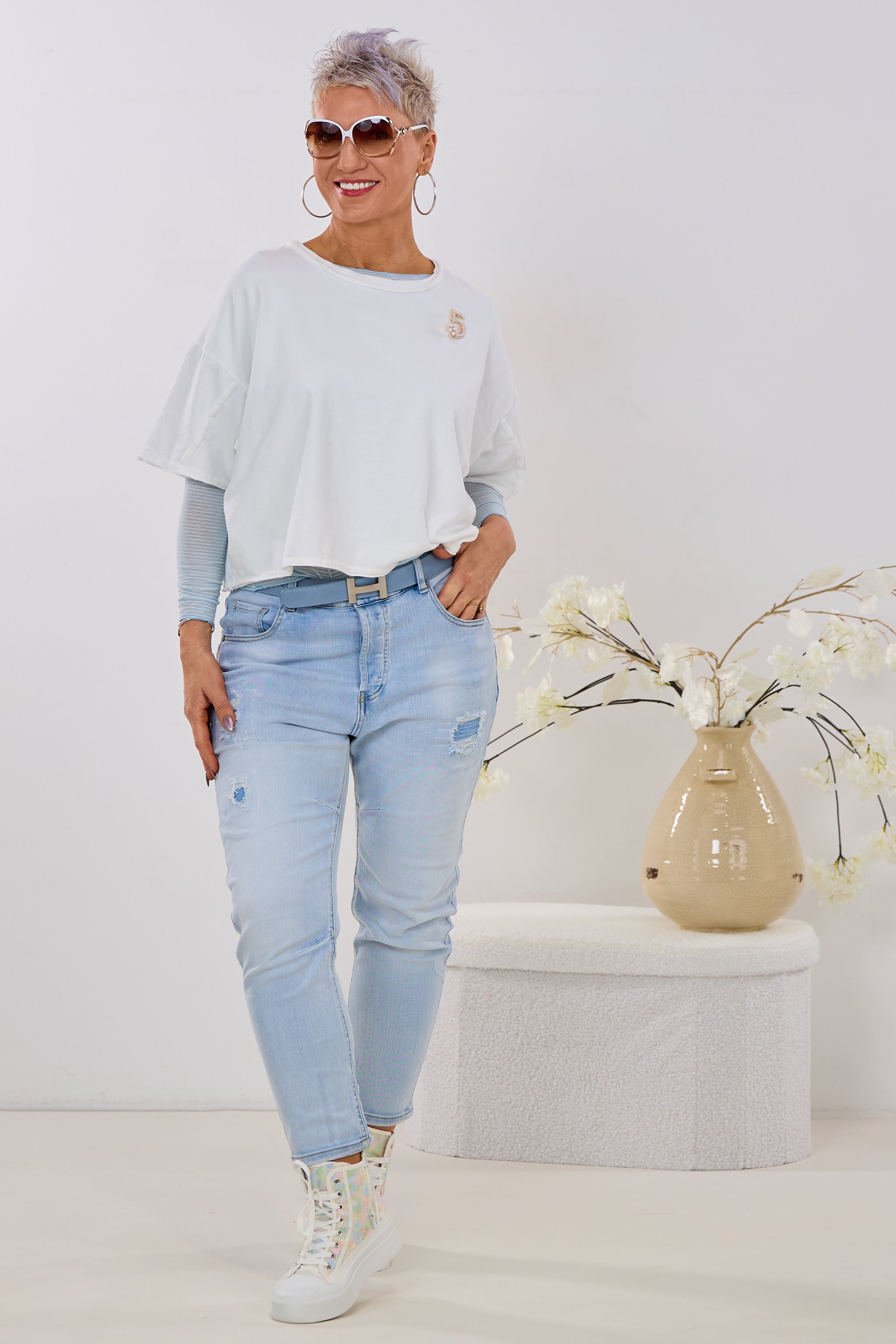 Uni kurzarm Shirt mit Brosche, weiß