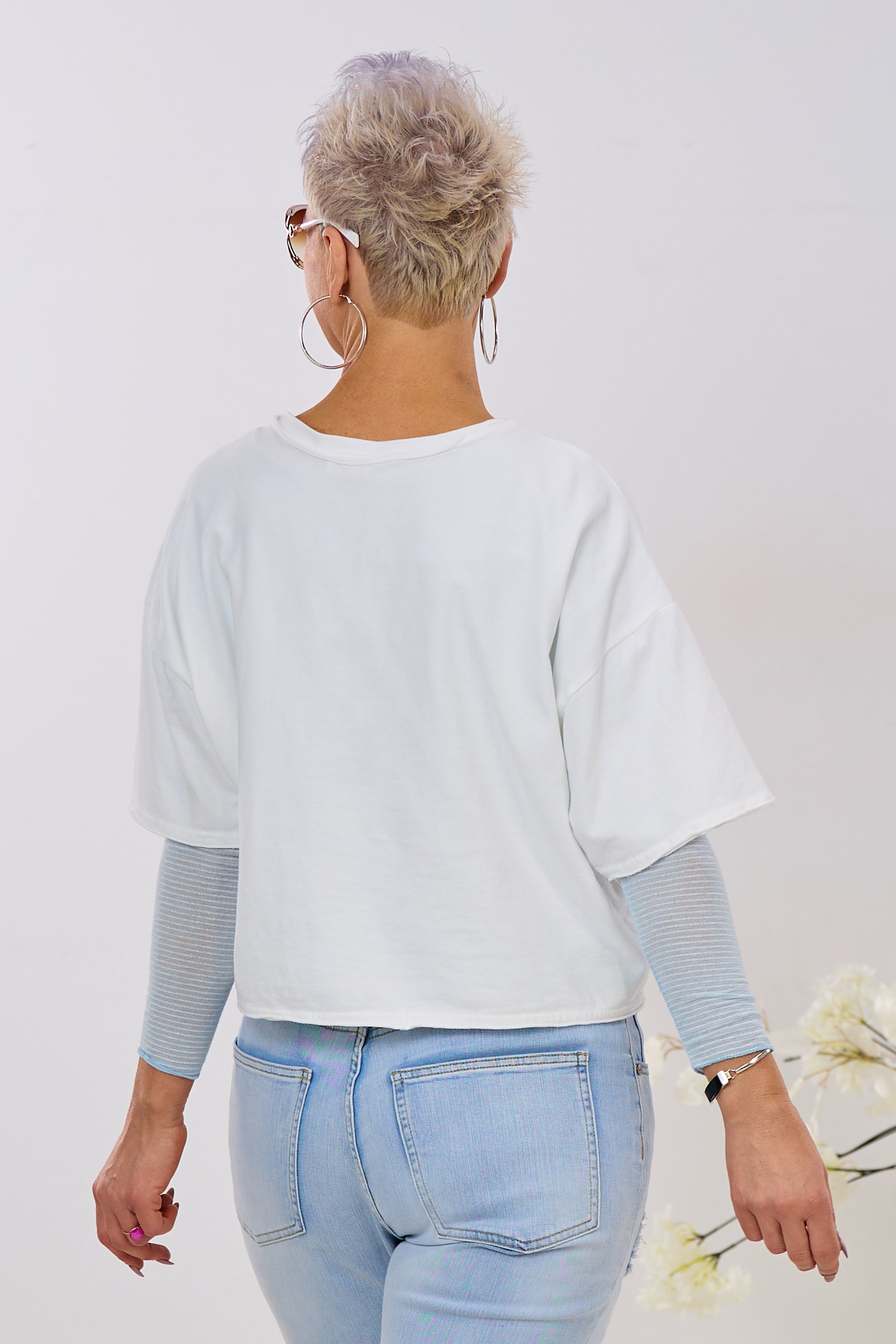 Uni kurzarm Shirt mit Brosche, weiß