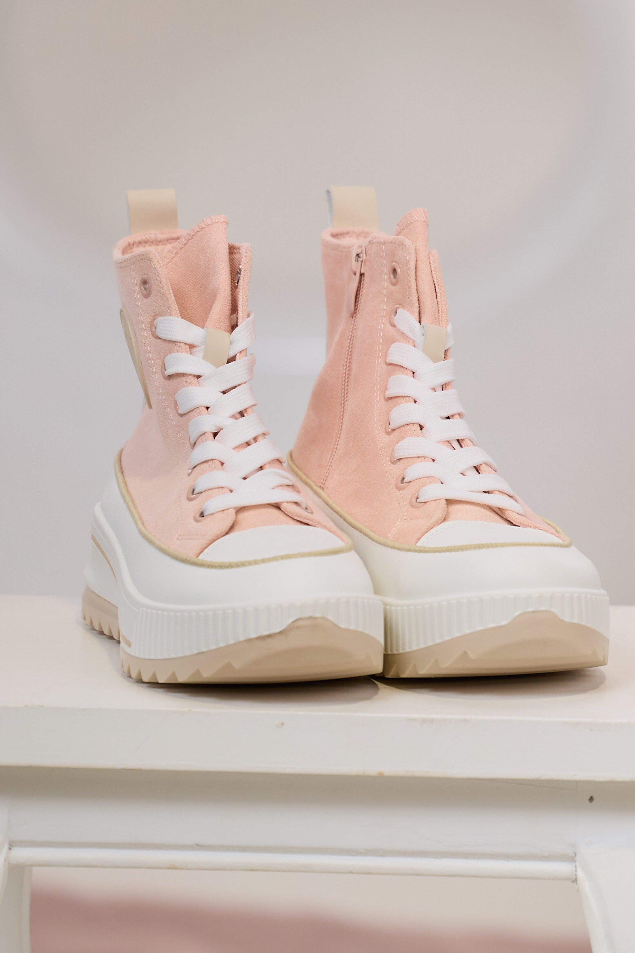 High Sneaker mit Badge und Reißverschluss, rosé