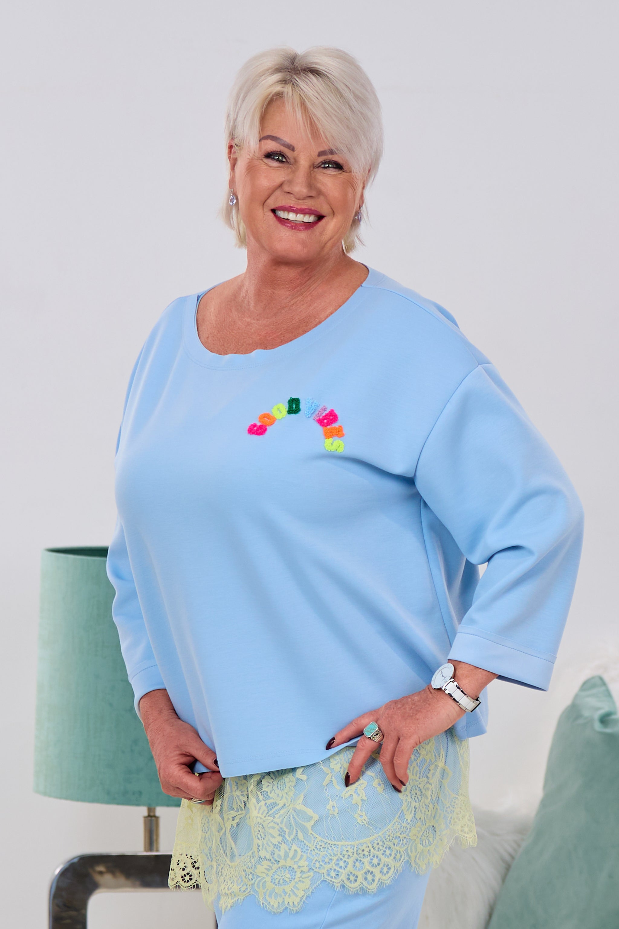 Cozy-Shirt mit GOODVIBES-Flock, hellblau