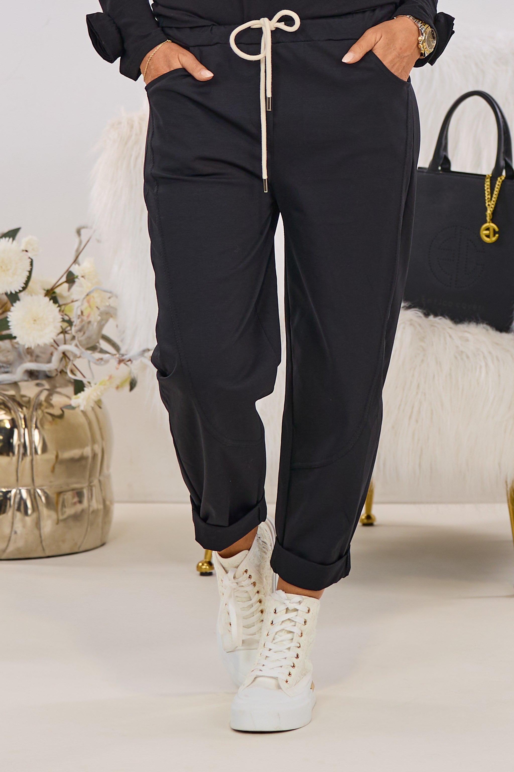 Hose mit elastischem Bund und Ziernähten, schwarz