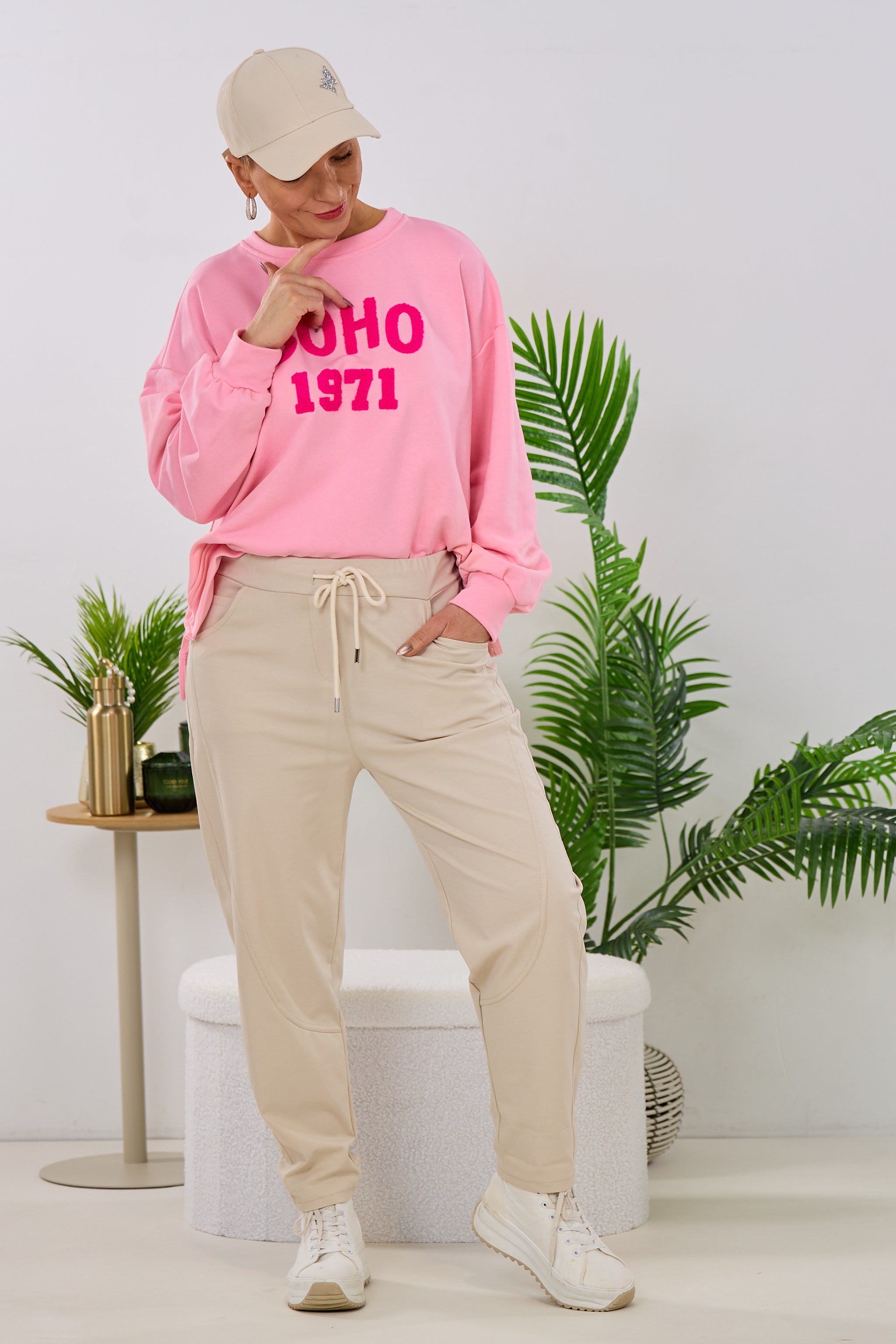 Hose mit elastischem Bund und Ziernähten, beige