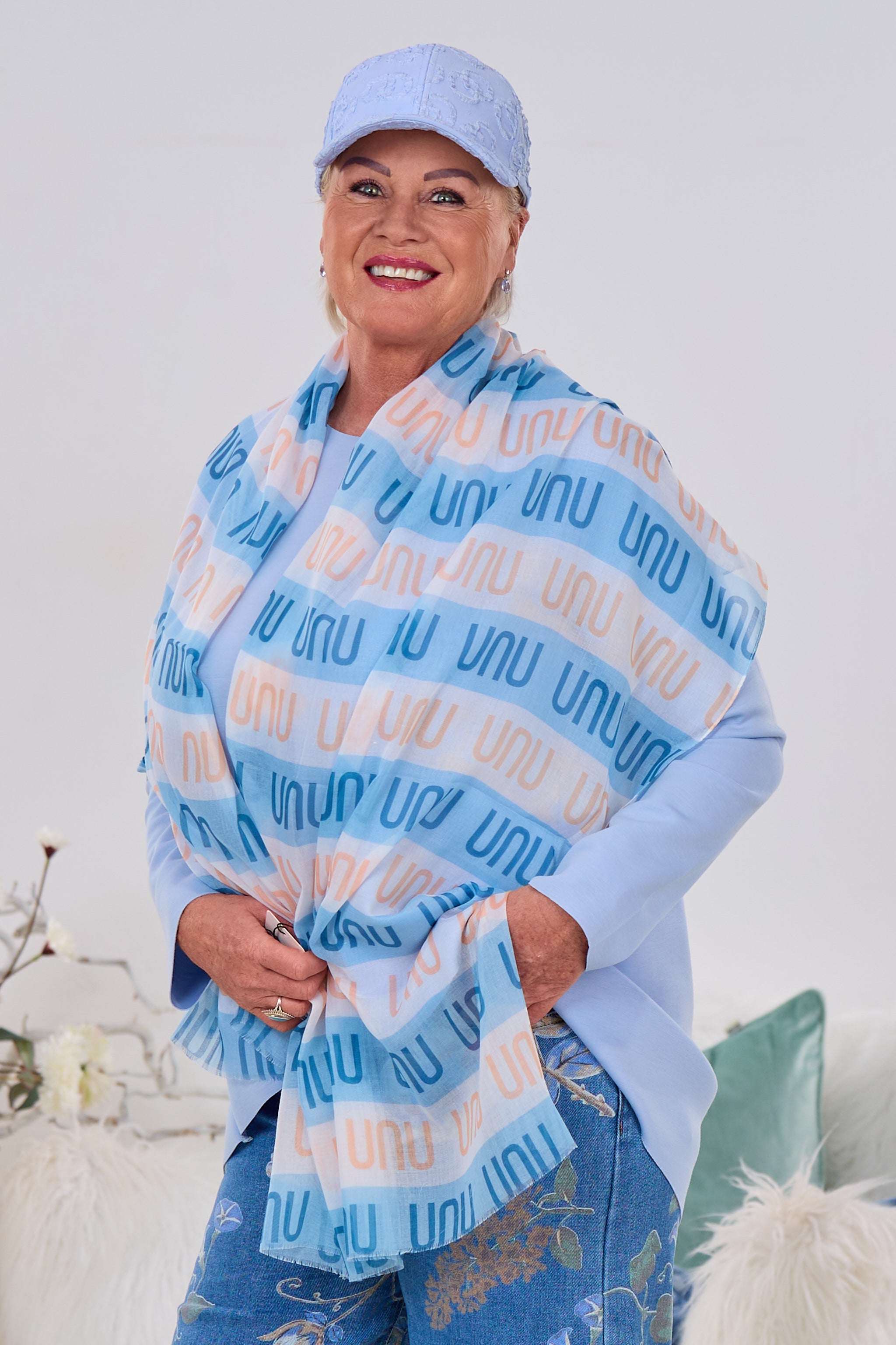 Tuch mit UNU-Schriftzug, hellblau-ecru-apricot