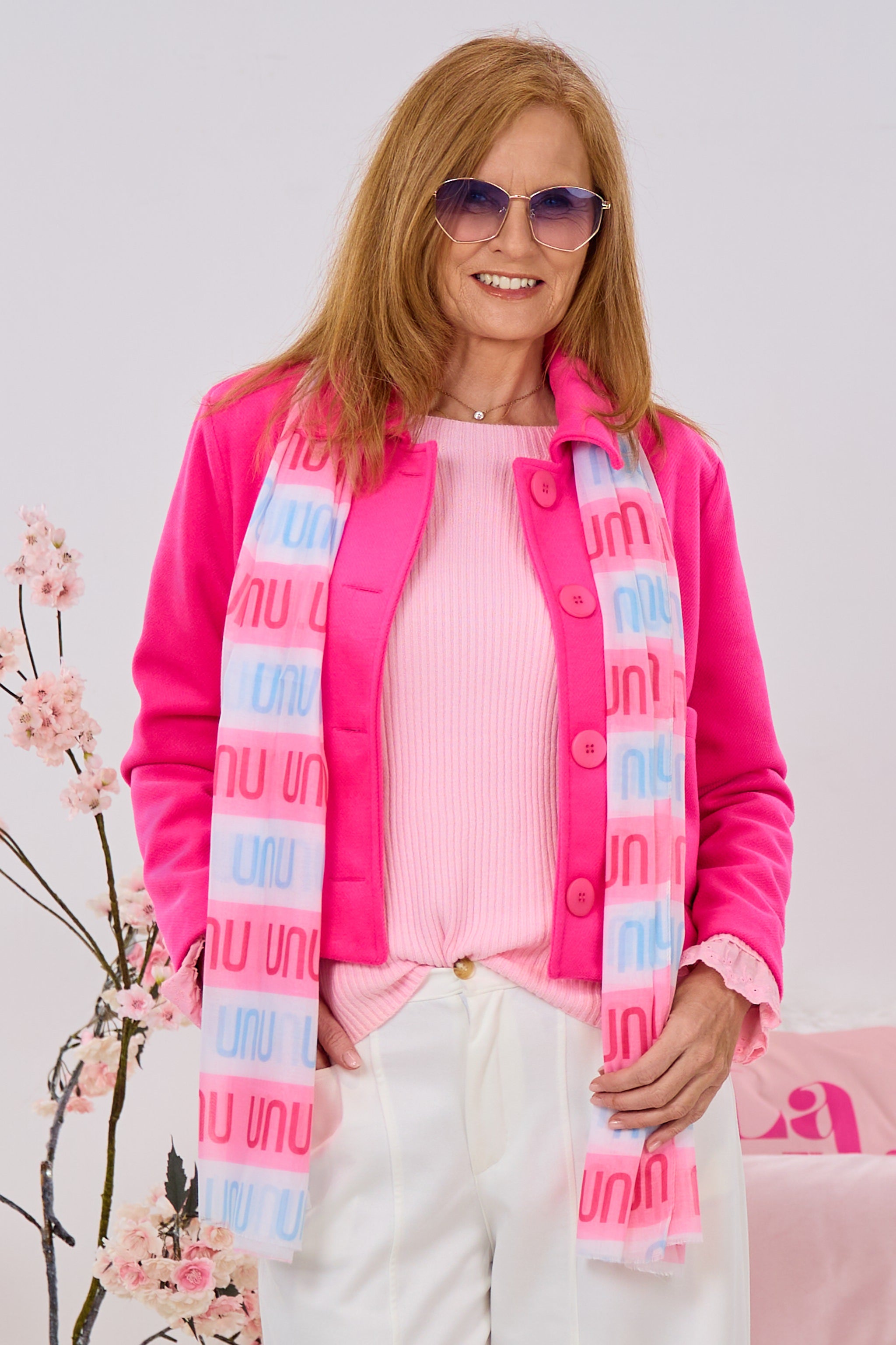 Tuch mit UNU-Schriftzug, pink-ecru-hellblau