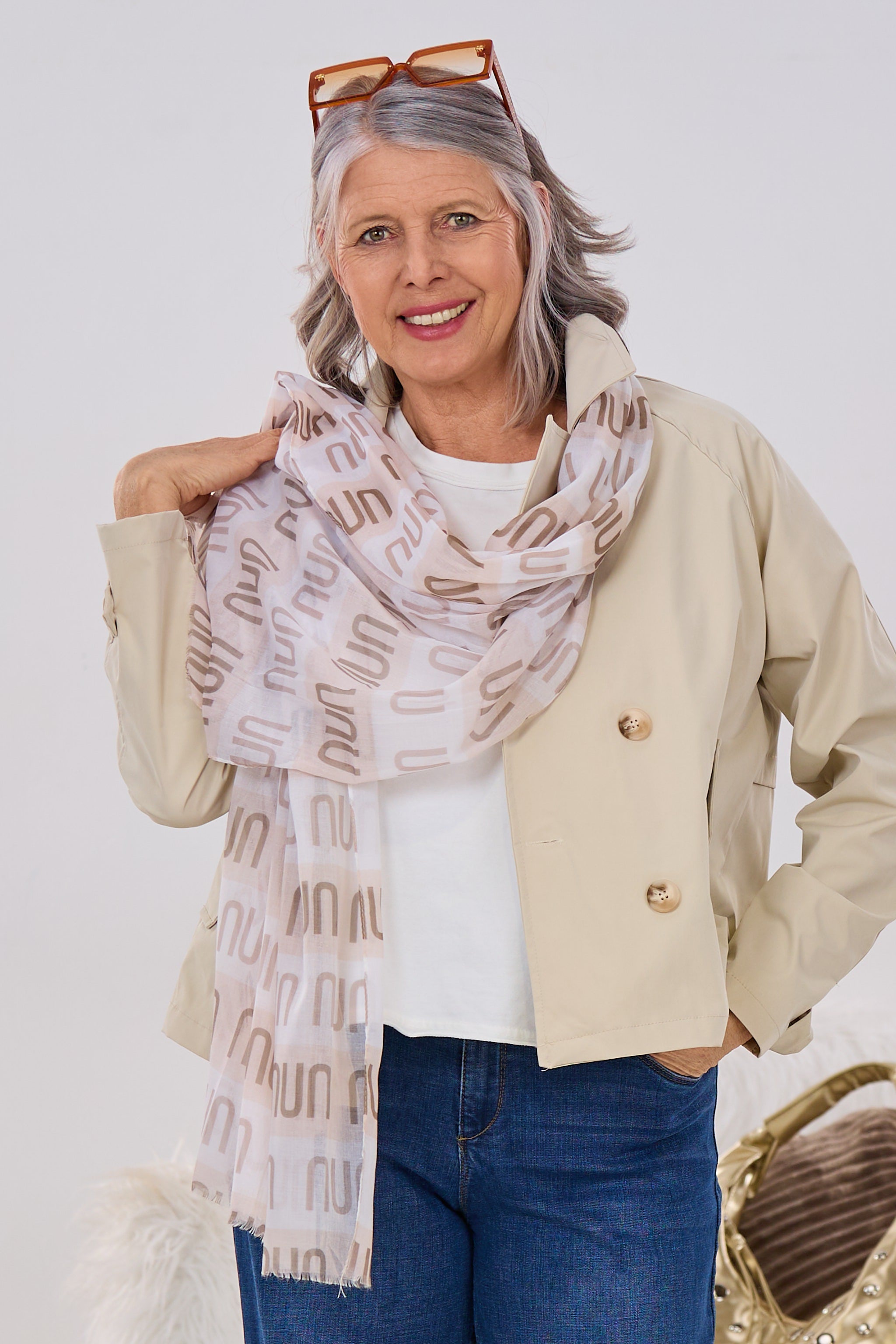 Tuch mit UNU-Schriftzug, beige-ecru-braun