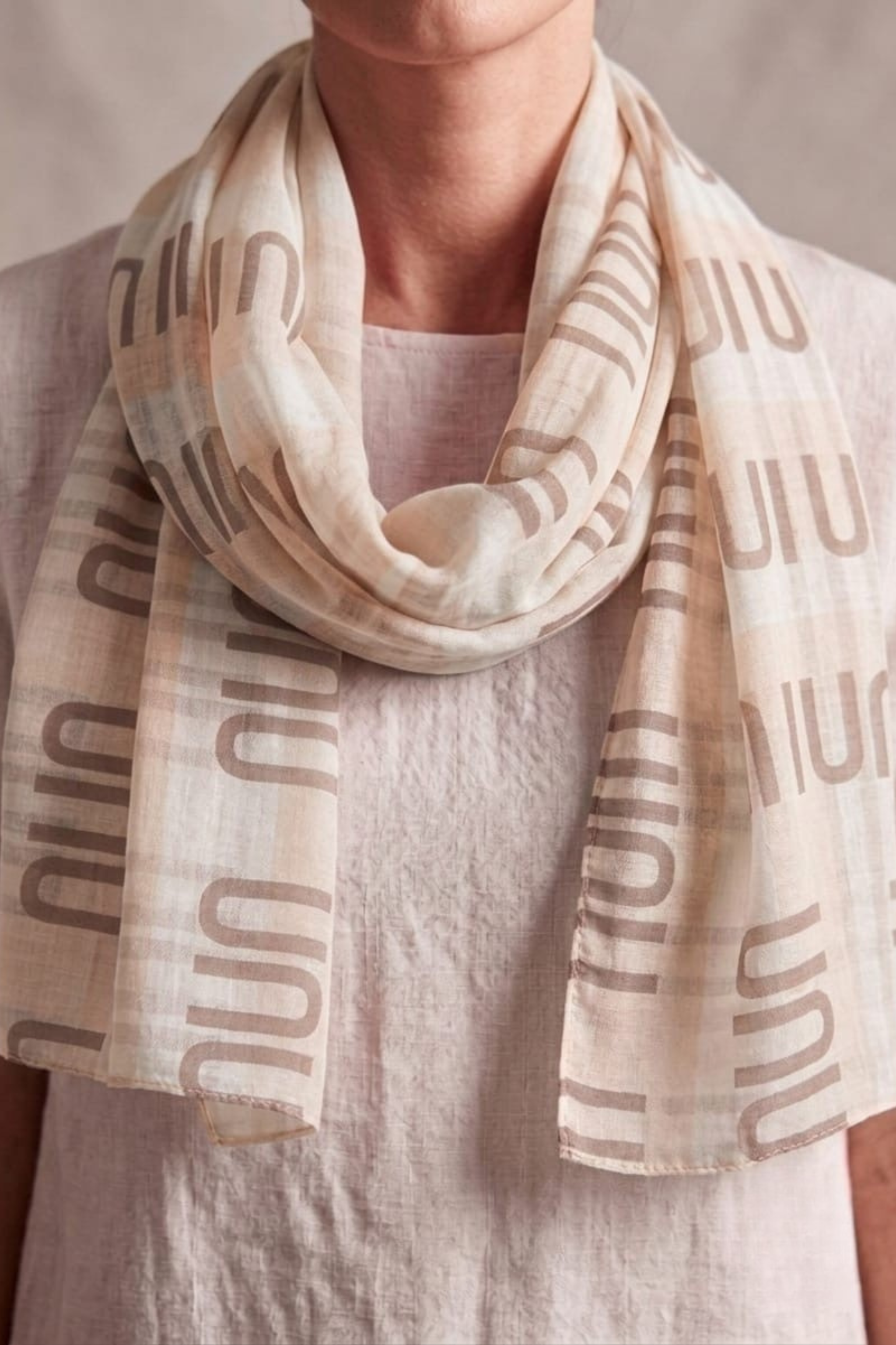 Tuch mit UNU-Schriftzug, beige-ecru-braun
