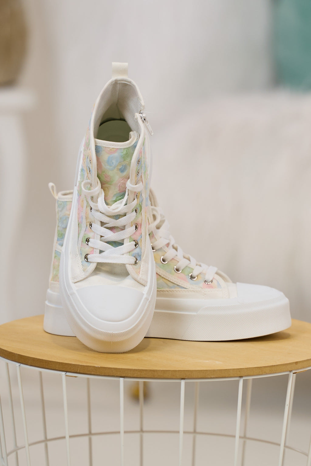 Plateau High Sneaker mit Tüllblüten, weiß-pastell