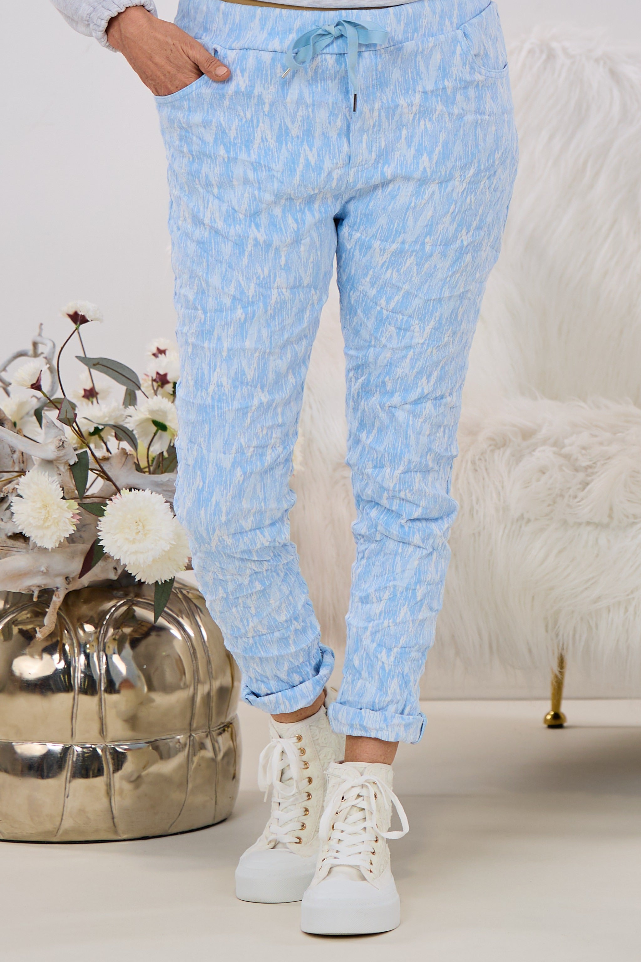 Hose mit Kordelzug im Knitterlook, hellblau-weiß