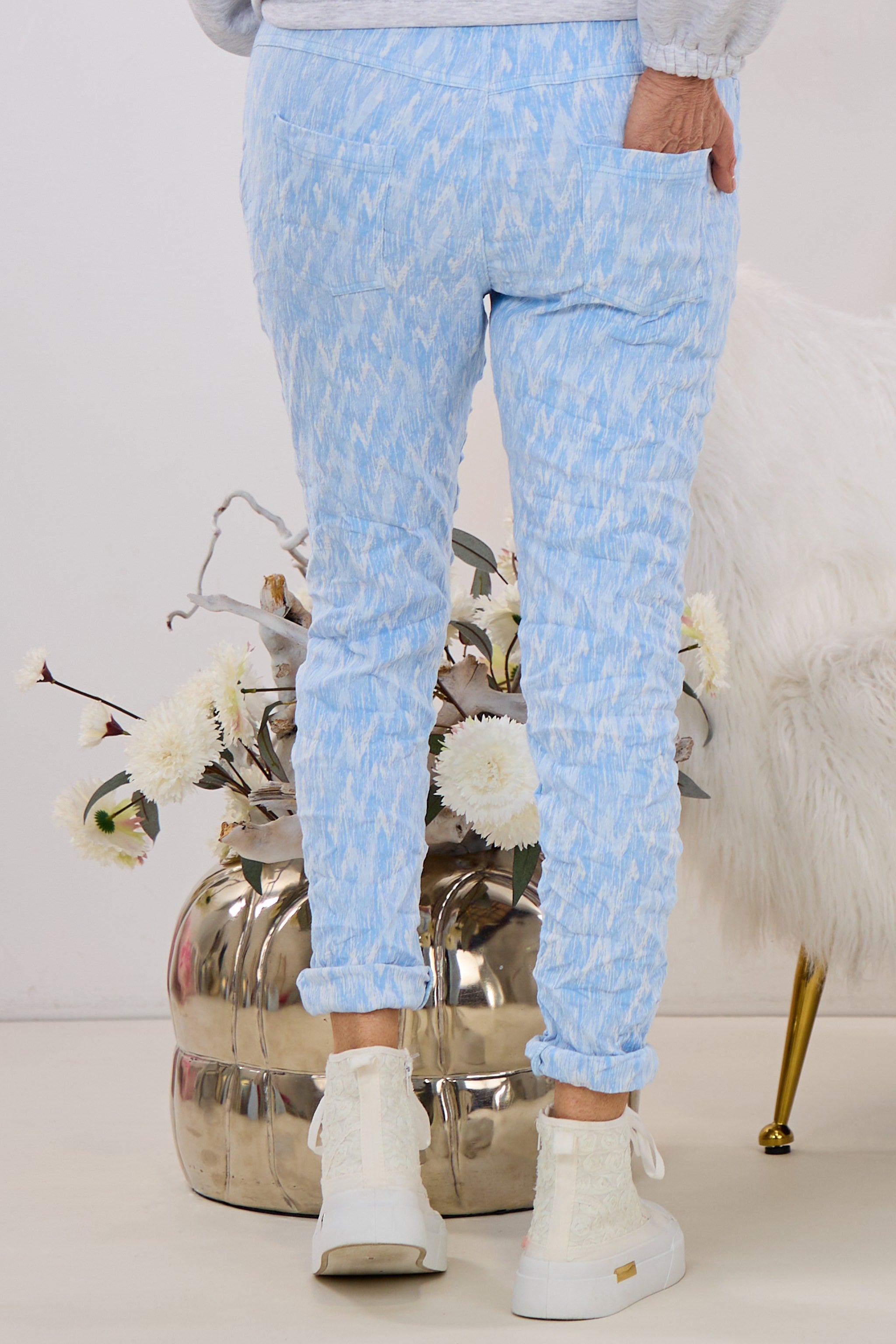 Hose mit Kordelzug im Knitterlook, hellblau-weiß