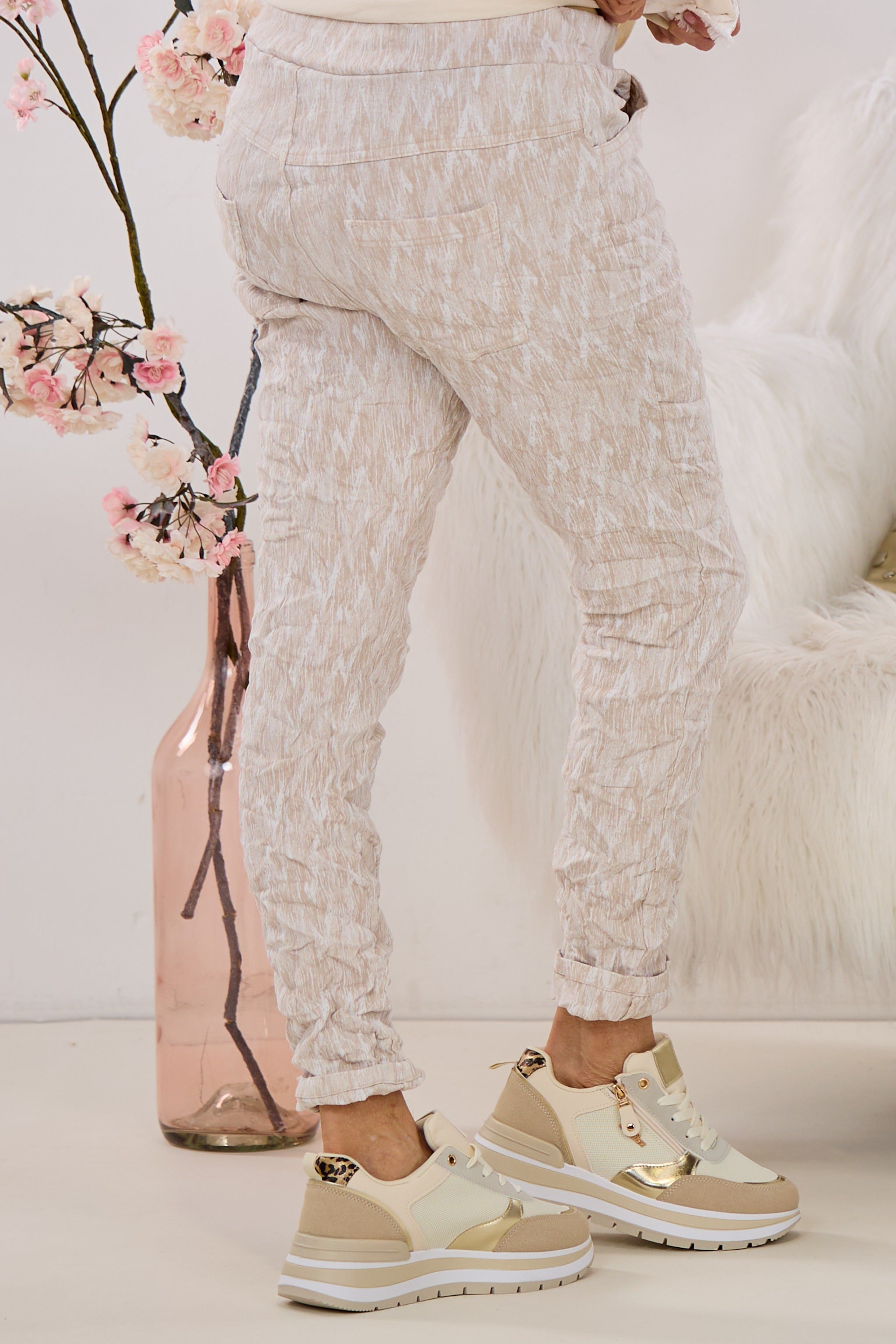 Hose mit Kordelzug im Knitterlook, beige-weiß