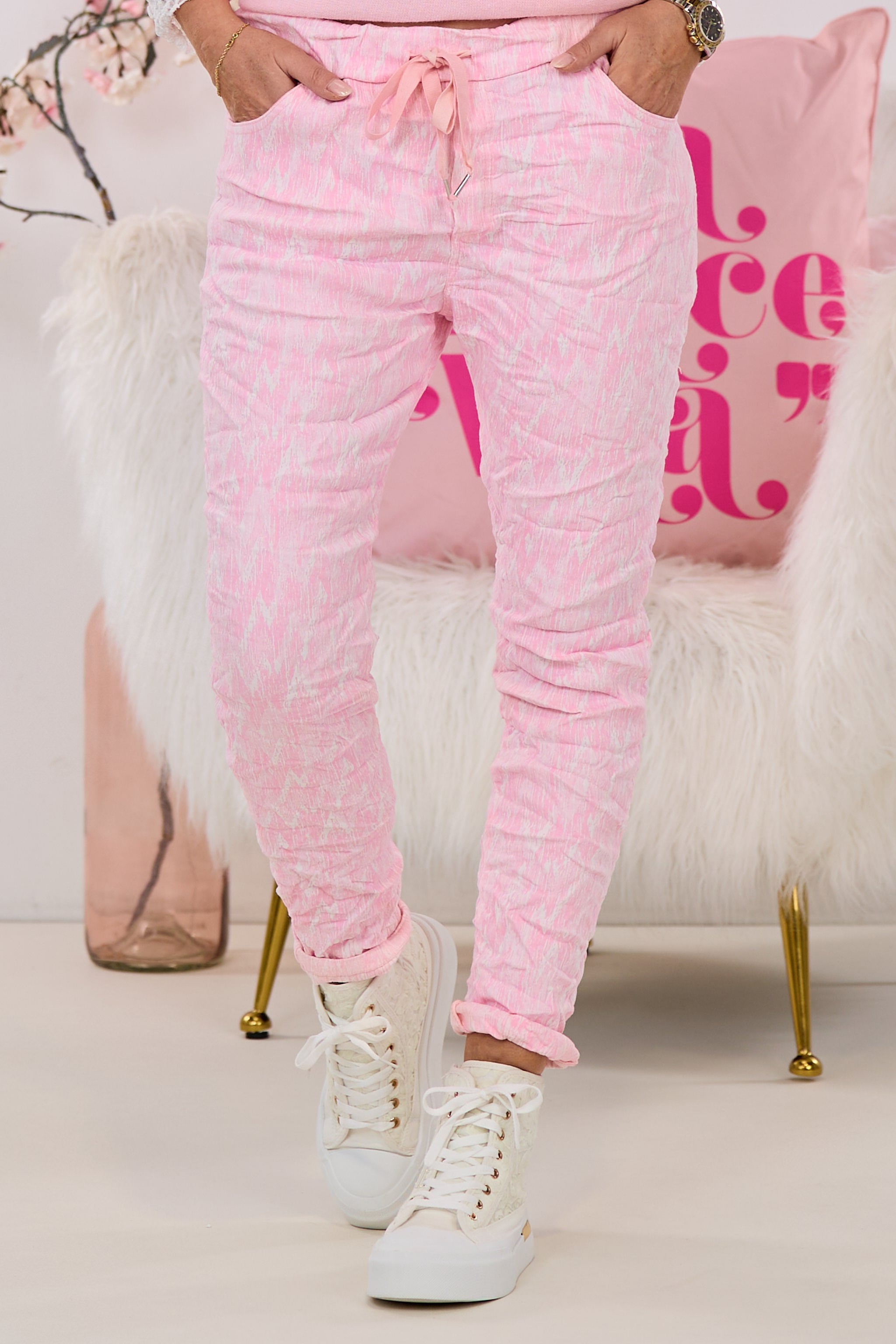Hose mit Kordelzug im Knitterlook, rosa-weiß
