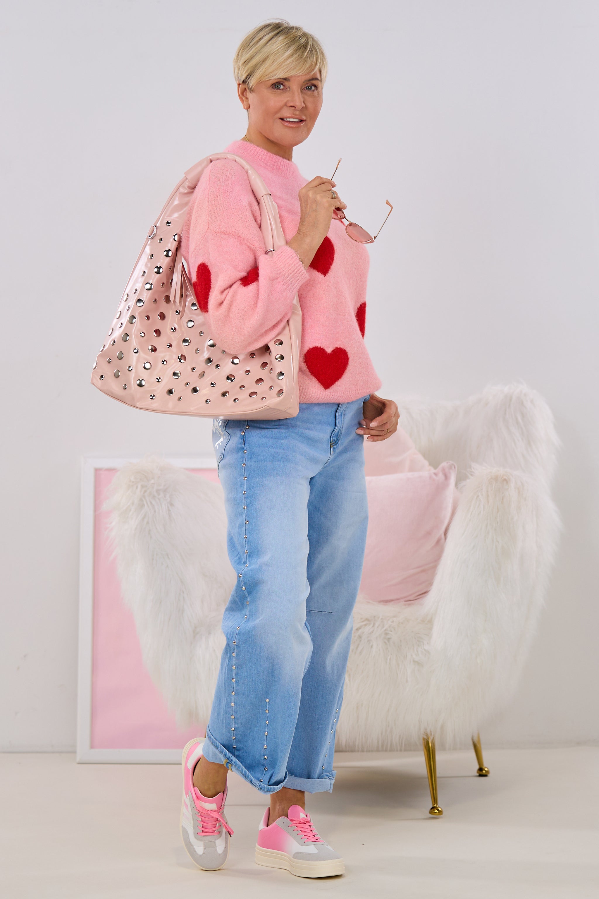 Strickpulli mit roten Herzen, rosa-rot