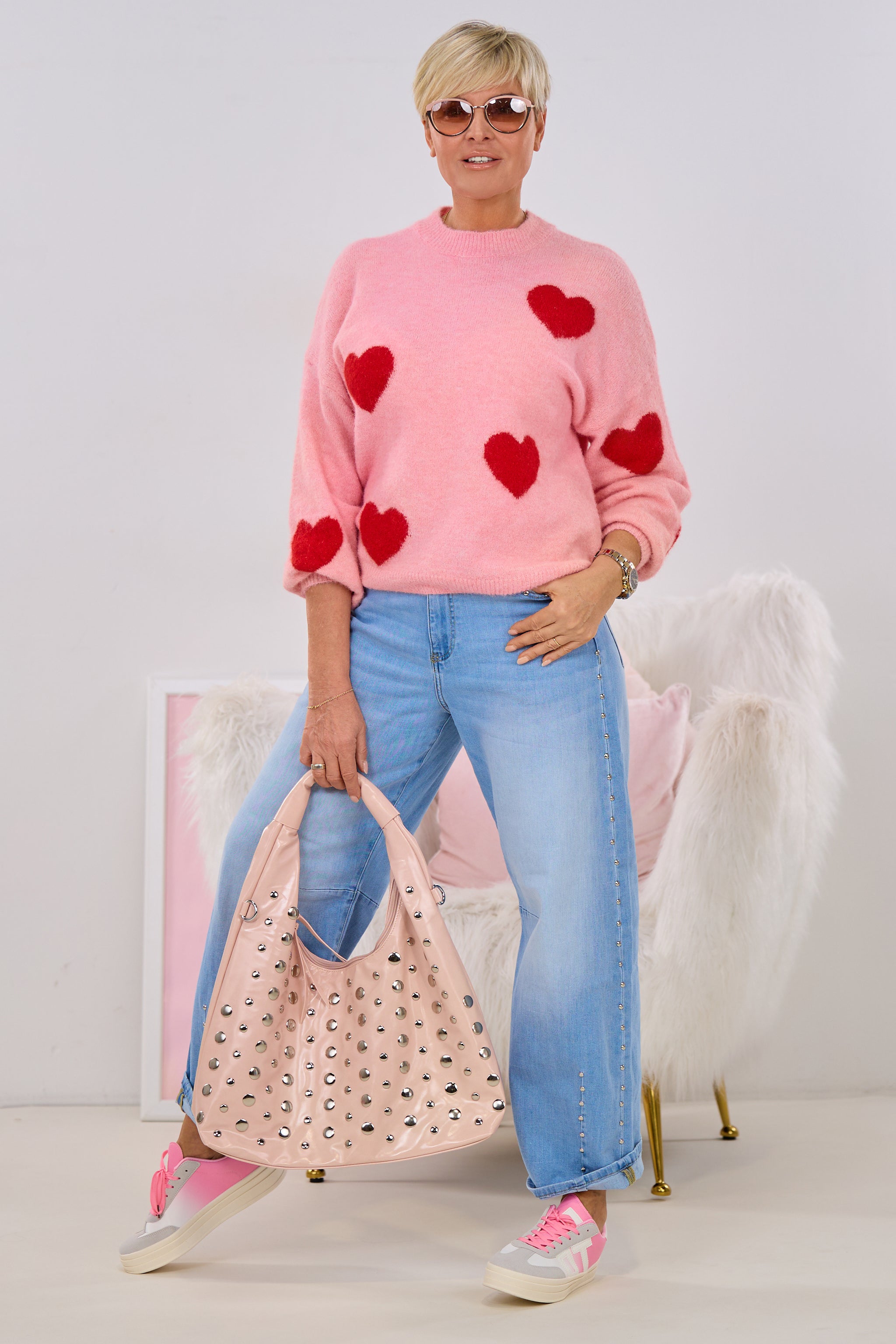 Strickpulli mit roten Herzen, rosa-rot