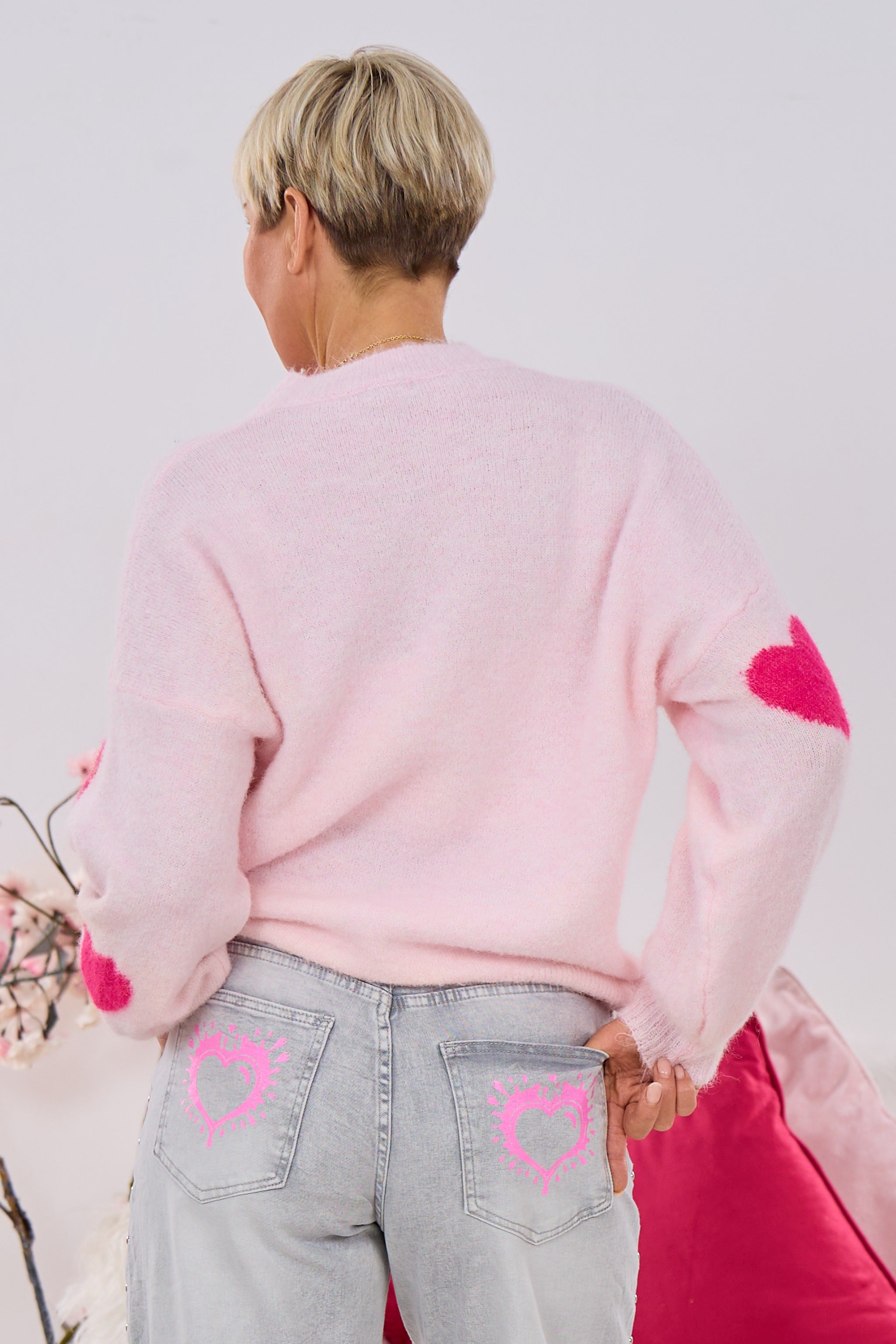 Strickpulli mit pinkfarbenen Herzen, hellrosa-pink