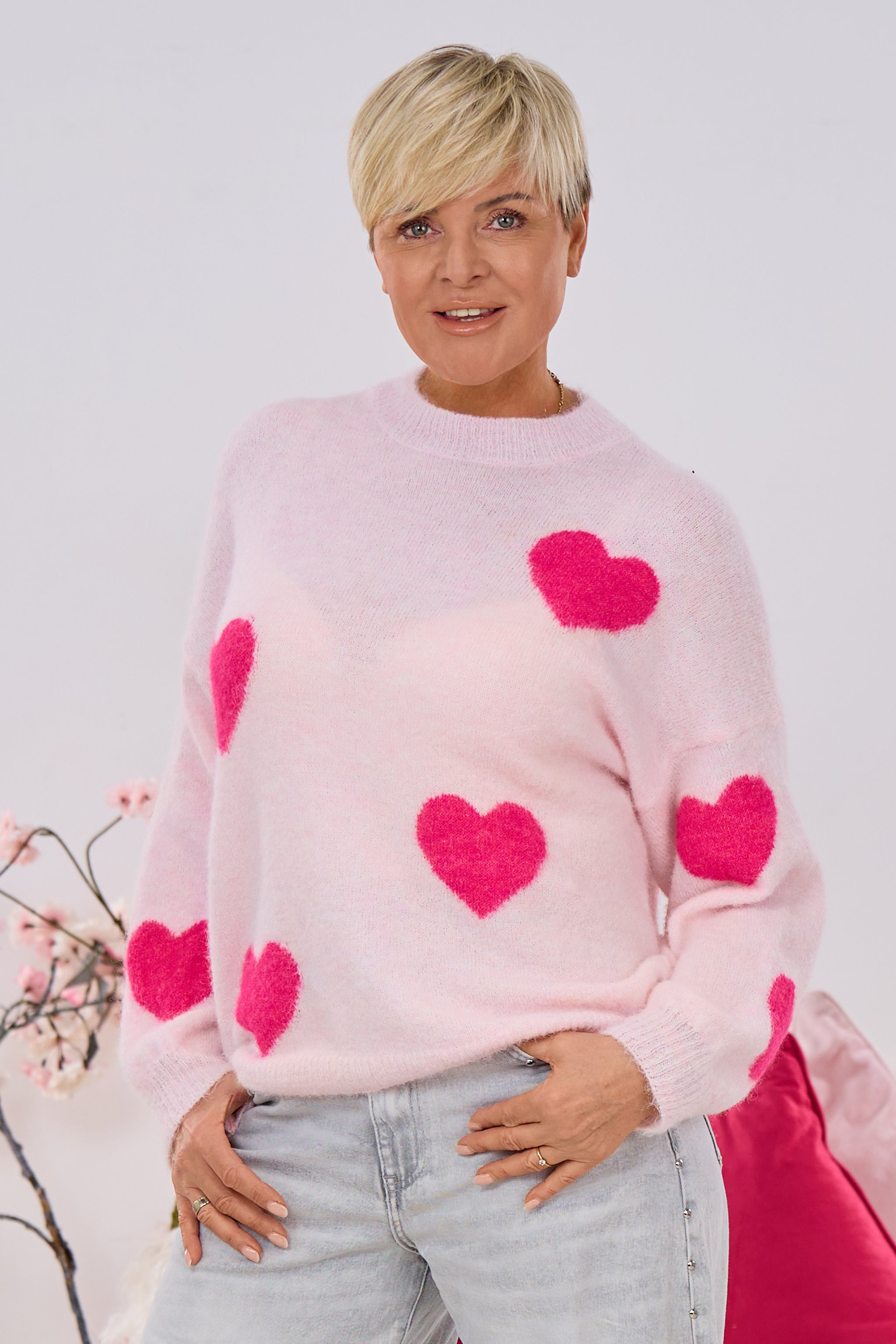 Strickpulli mit pinkfarbenen Herzen, hellrosa-pink