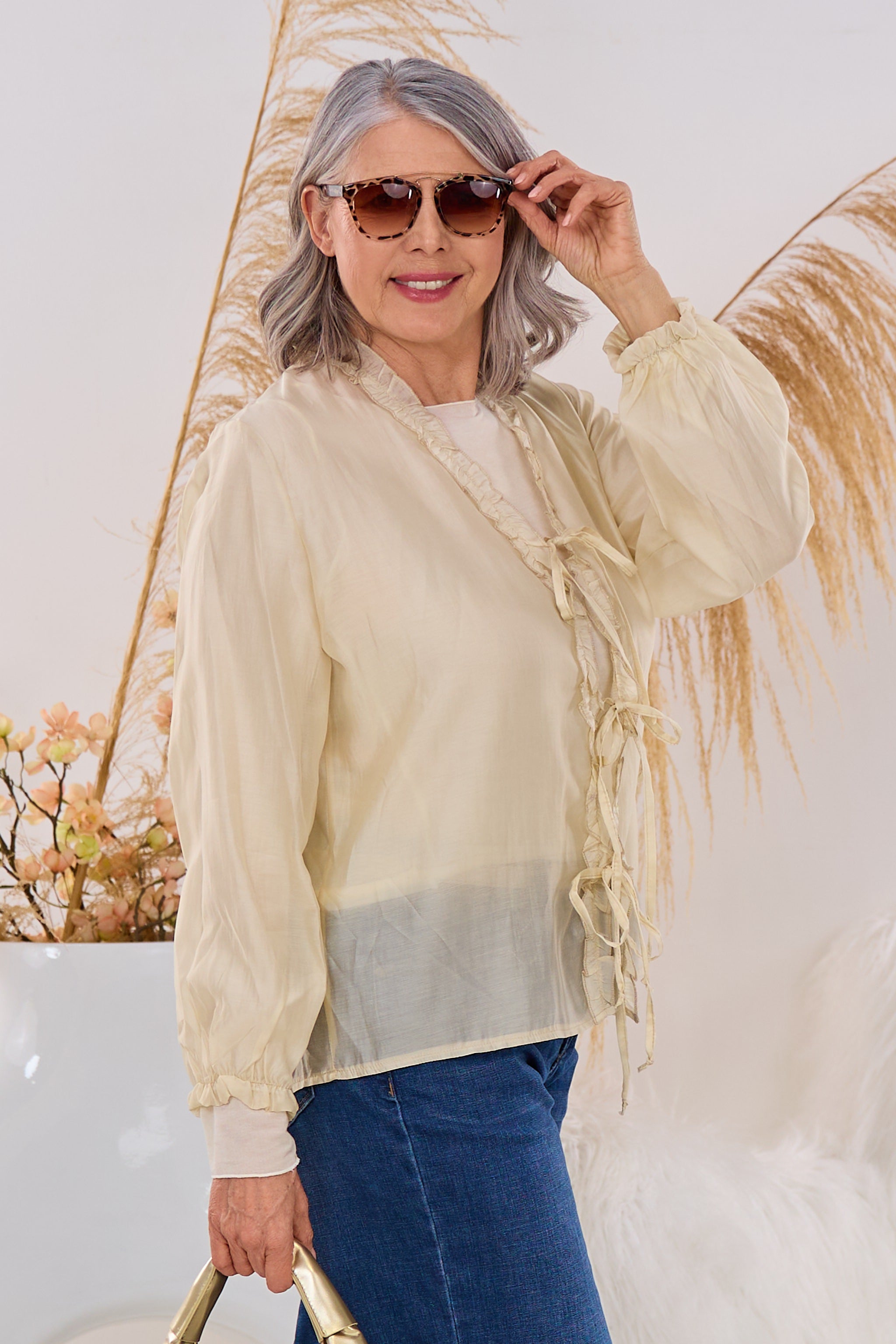 Leichte Bluse mit Rüschen und Bändchen, beige