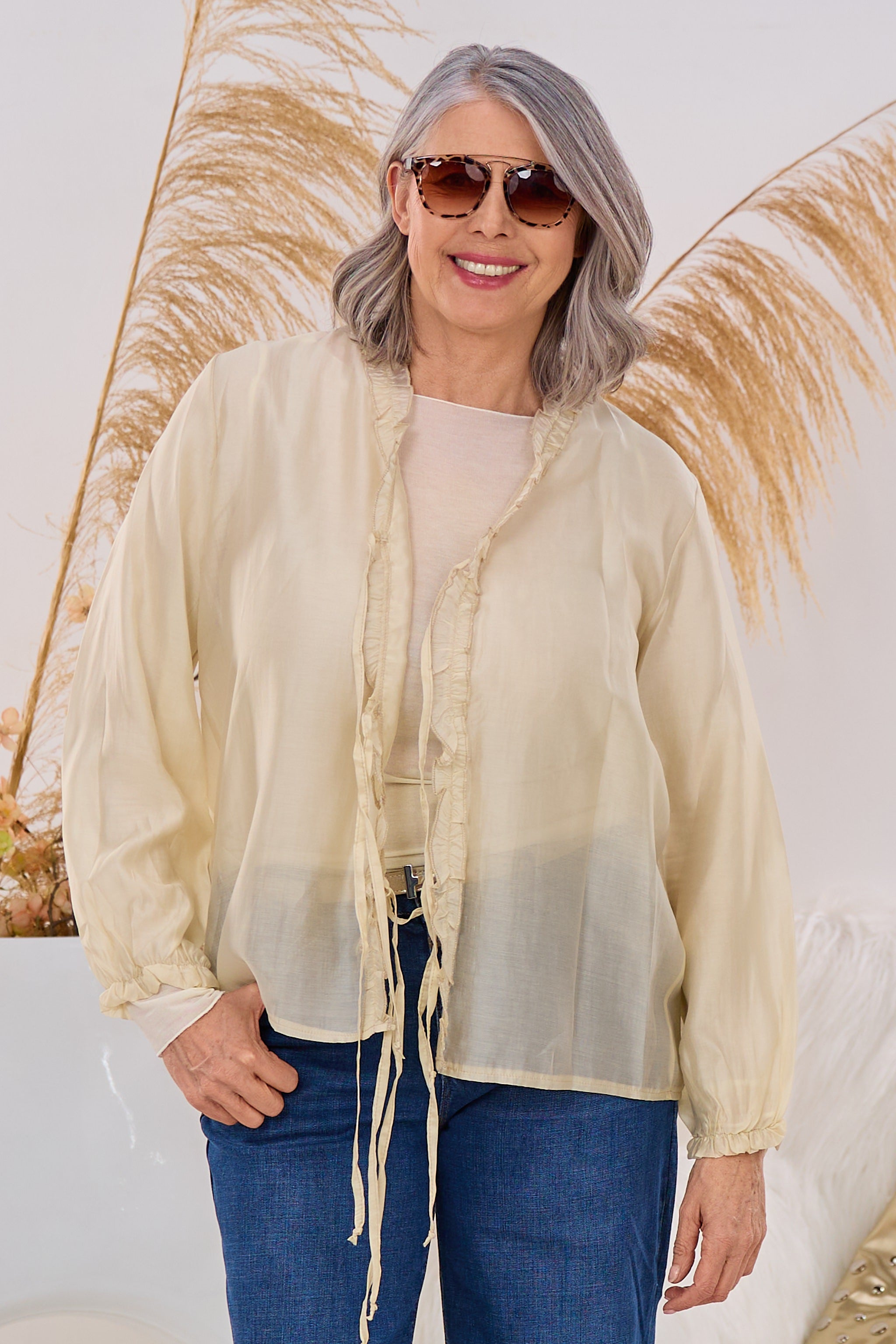 Leichte Bluse mit Rüschen und Bändchen, beige