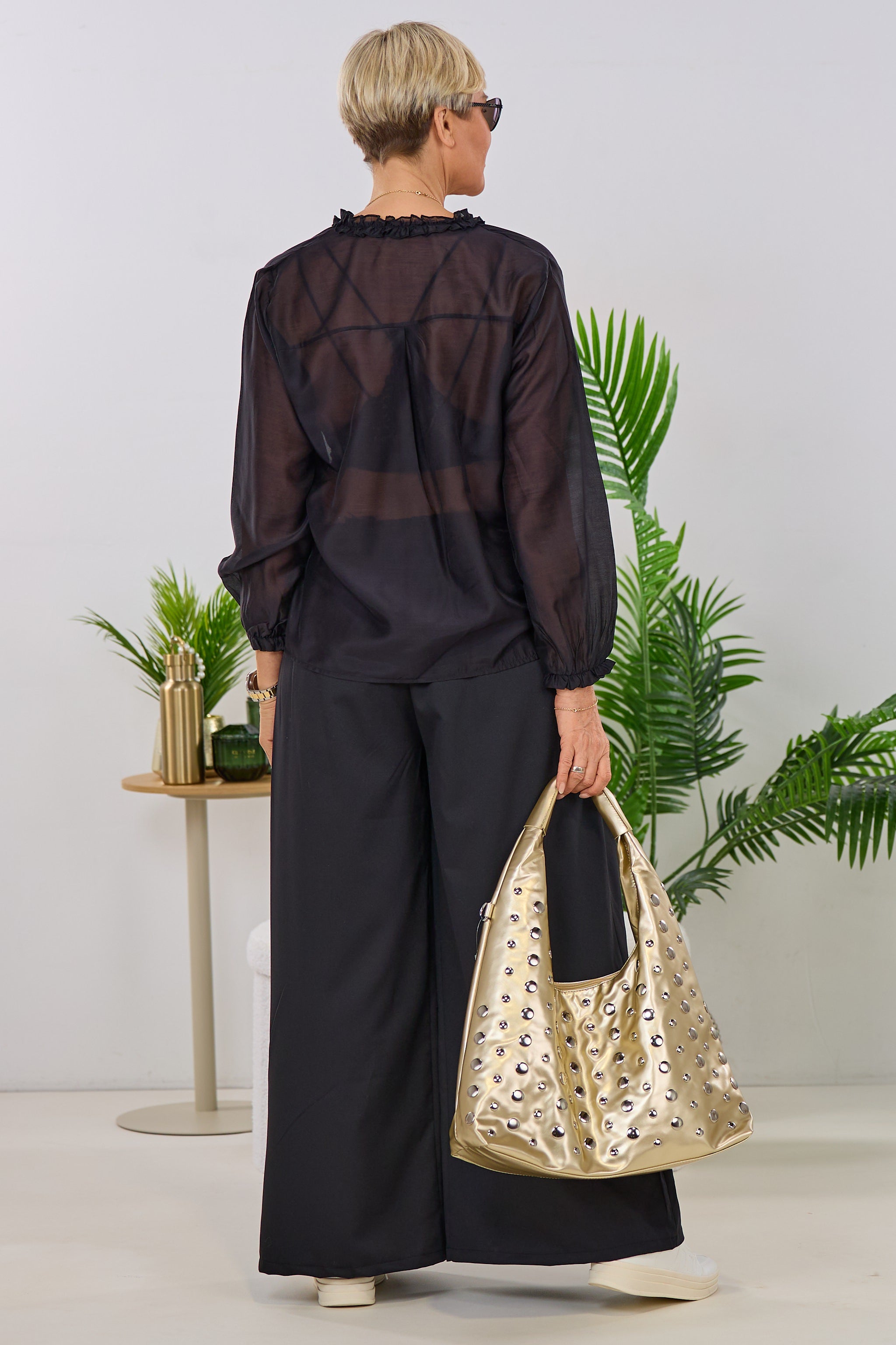 Leichte Bluse mit Rüschen und Bändchen, schwarz