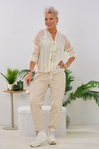 Leichte Bluse mit Rüschen und Bändchen, creme