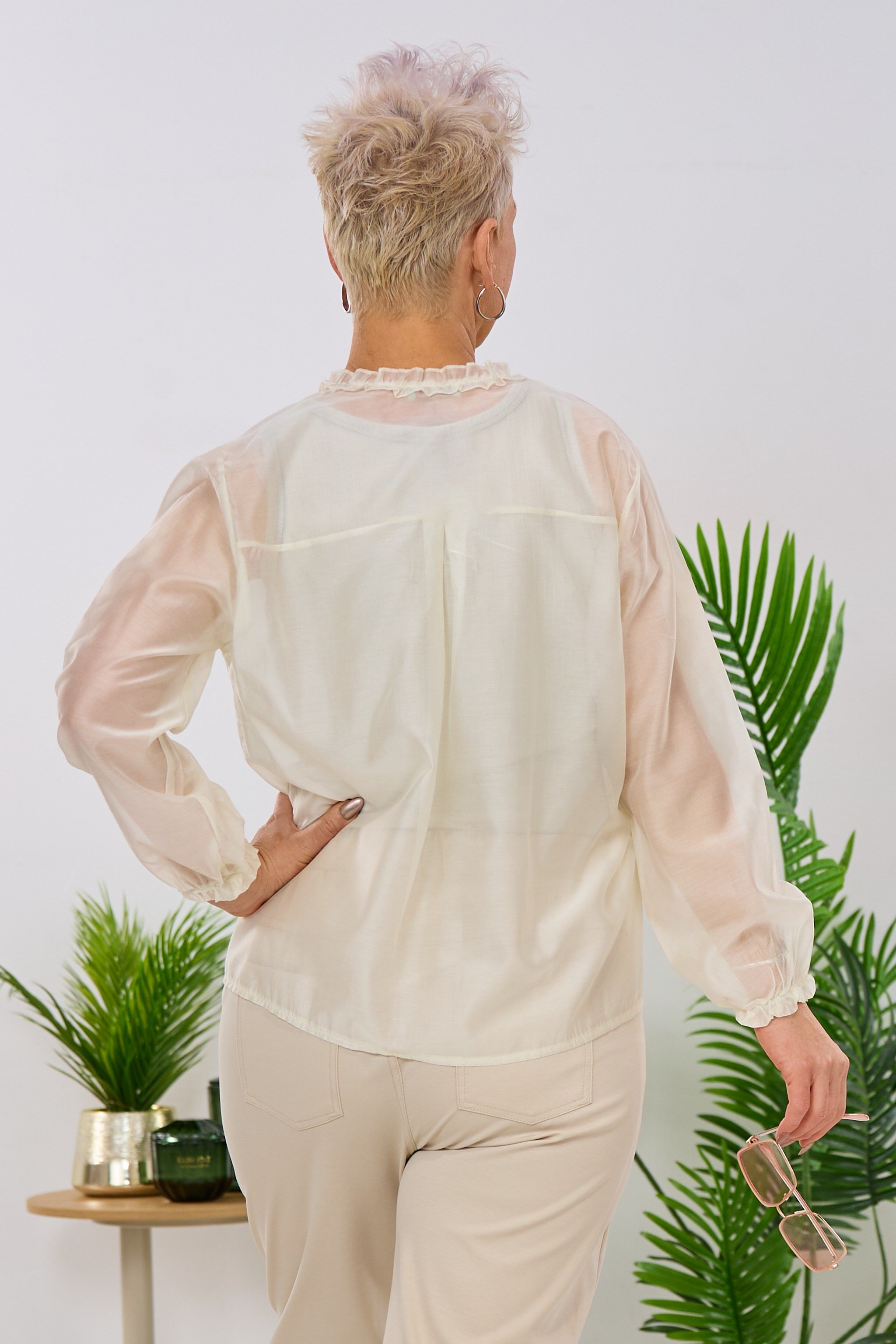 Leichte Bluse mit Rüschen und Bändchen, creme