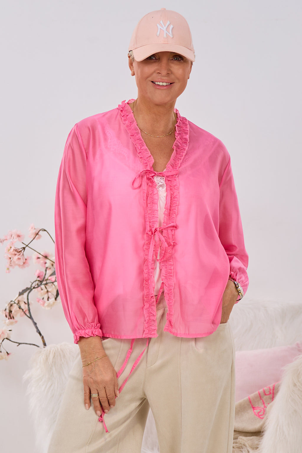 Leichte Bluse mit Rüschen und Bändchen, pink