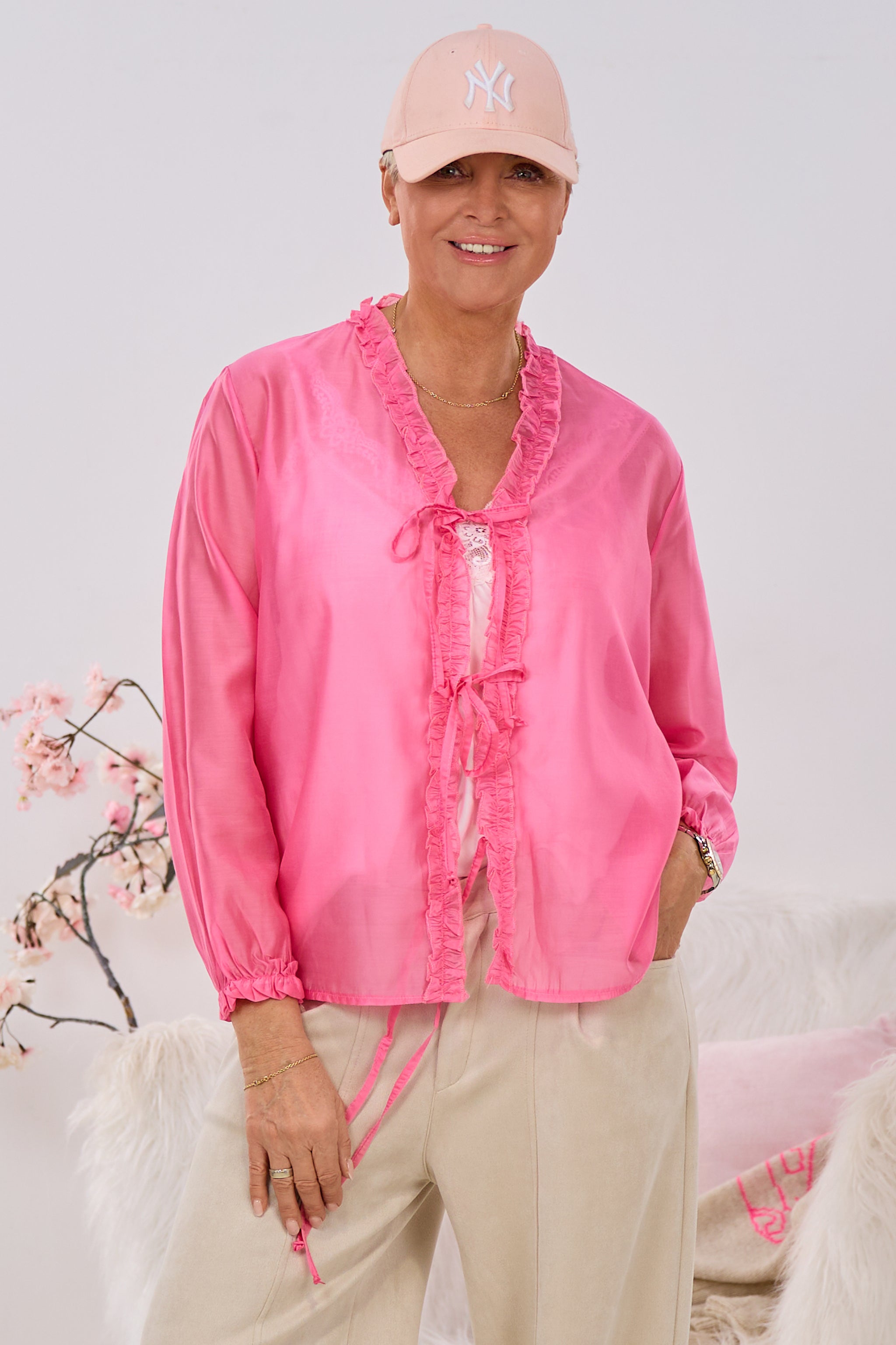 Leichte Bluse mit Rüschen und Bändchen, pink