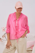 Leichte Bluse mit Rüschen und Bändchen, pink