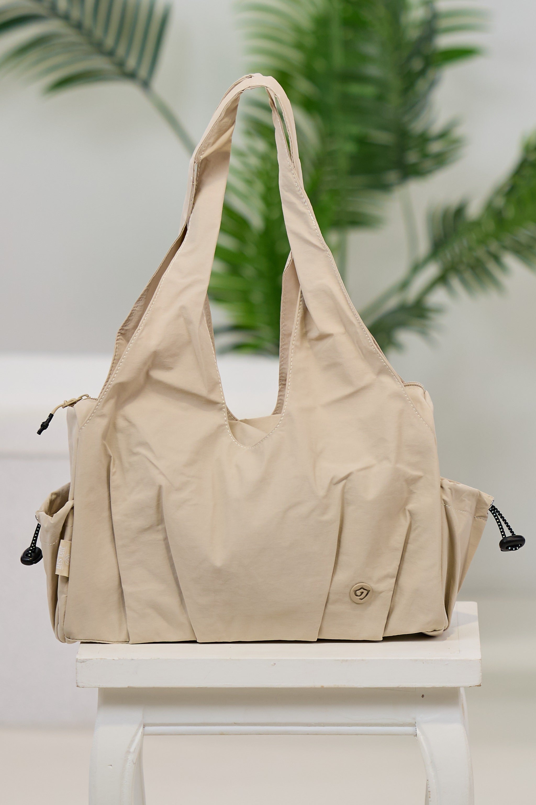 Henkeltasche mit Außenfächern, beige