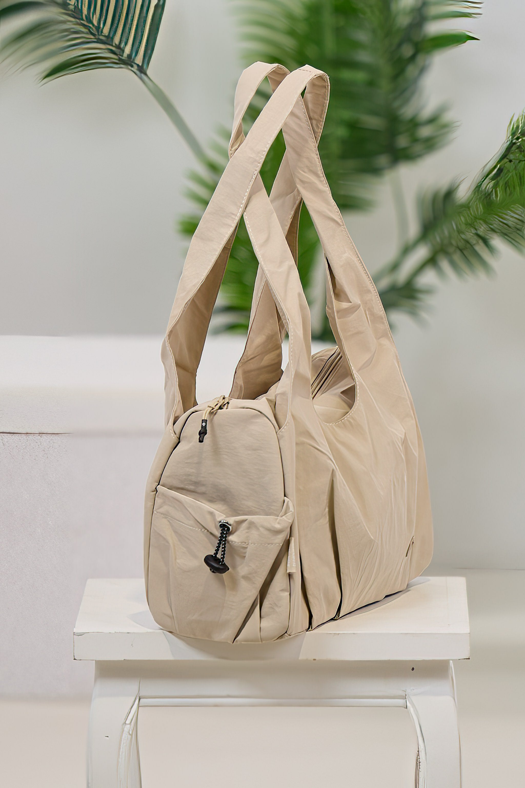 Henkeltasche mit Außenfächern, beige