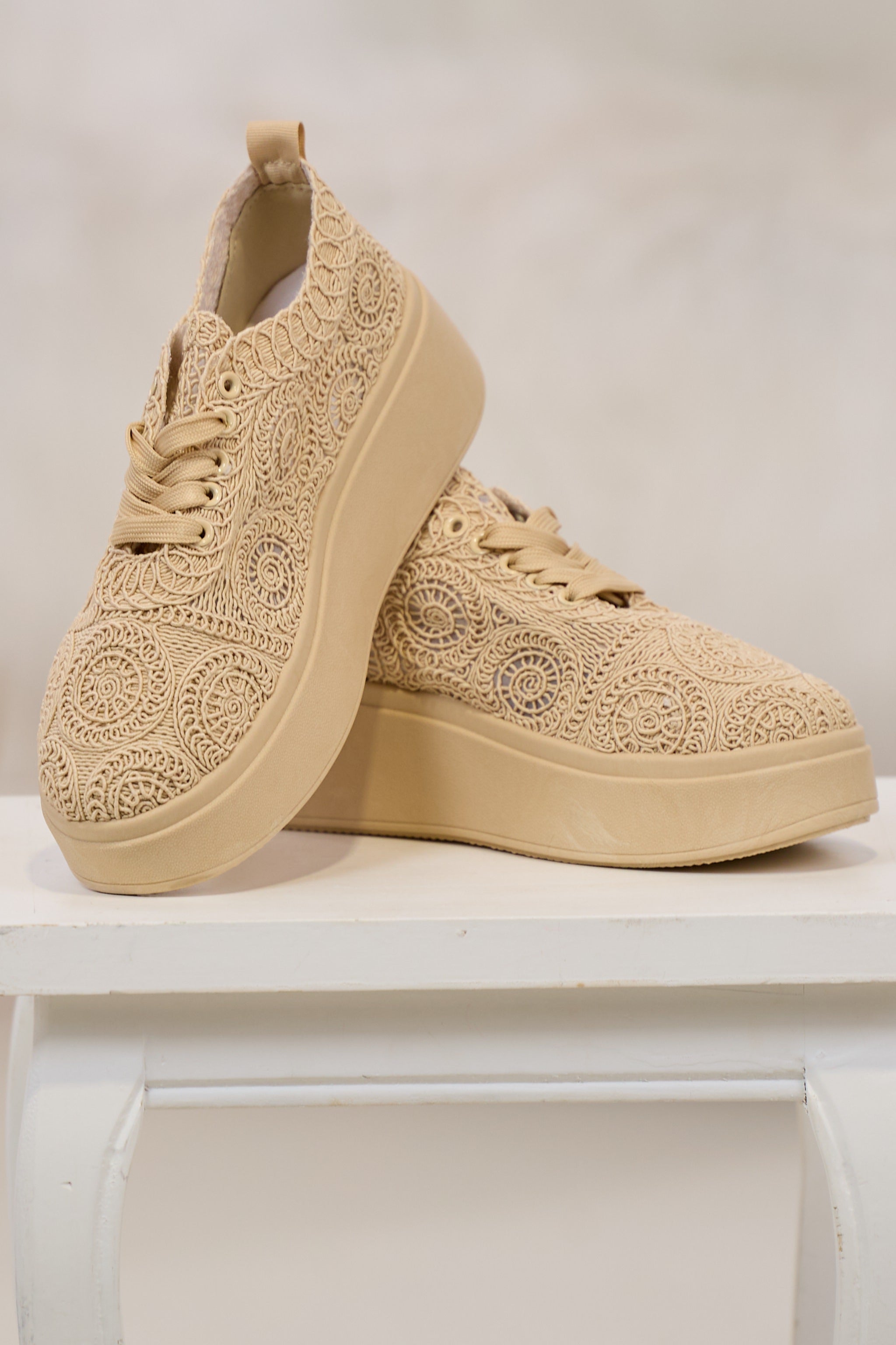 Sneaker in Häkel-Optik, beige