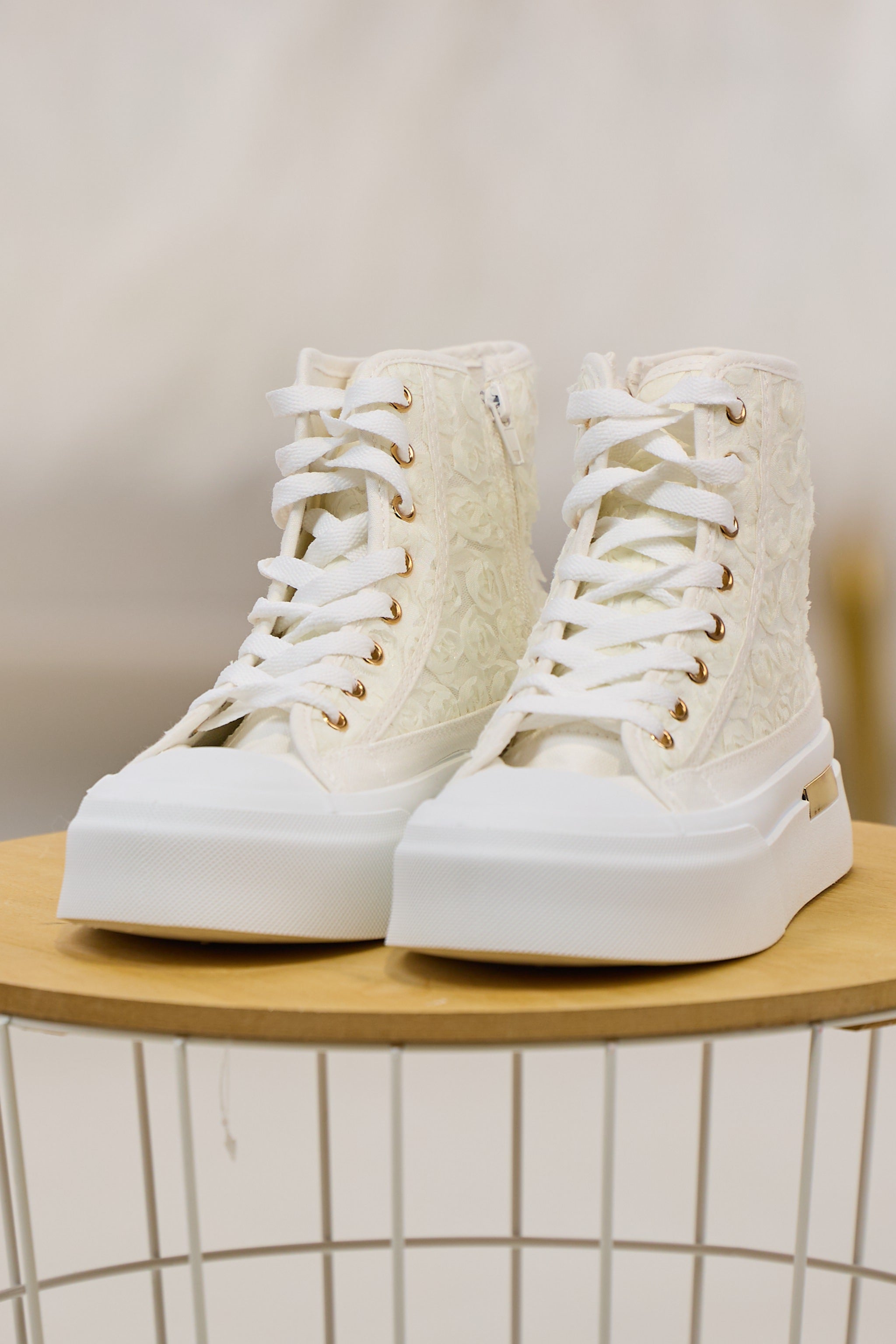 Plateau High Sneaker mit Tüllblüten, weiß-ecru