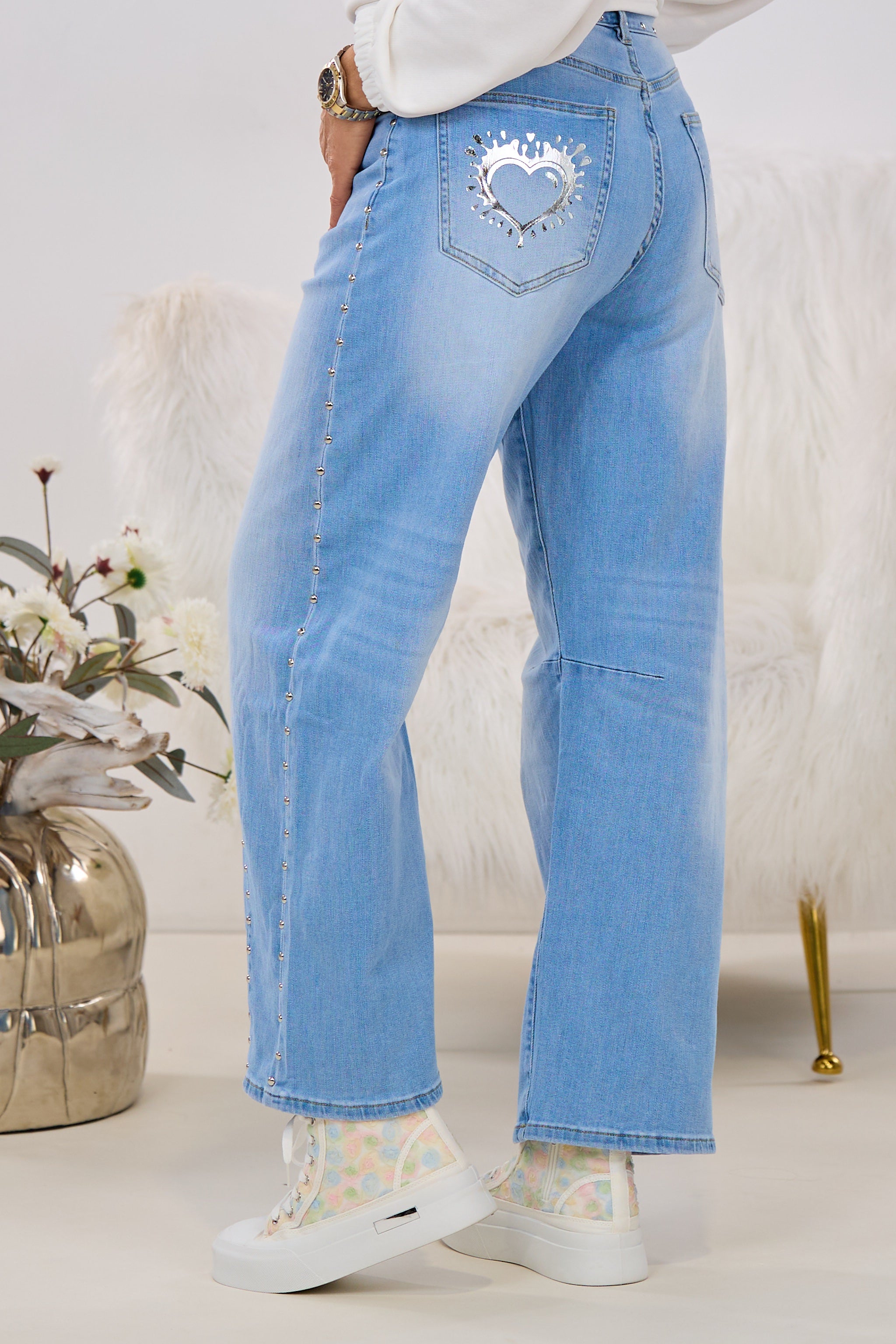 Jeans mit Nieten und Herzen, hellblau-silber