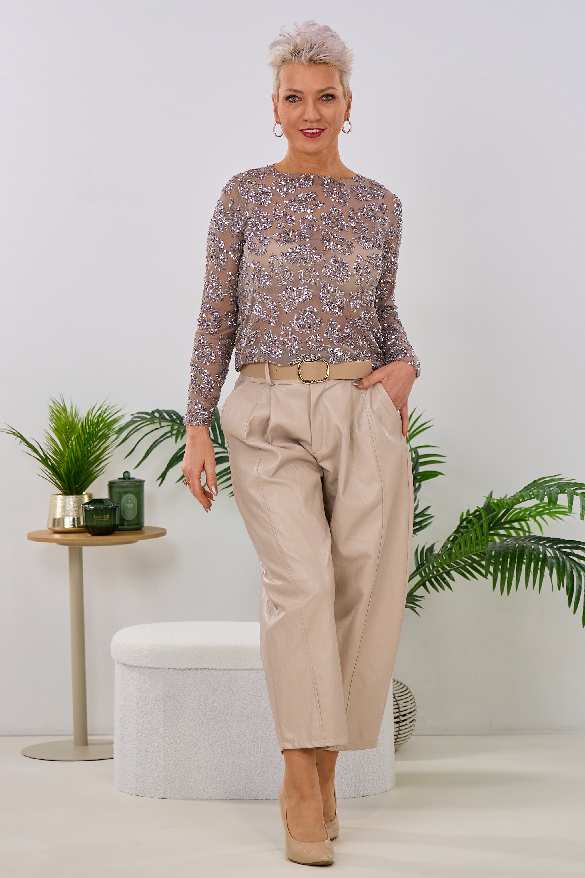 Kunstleder Hose mit Gürtel, beige