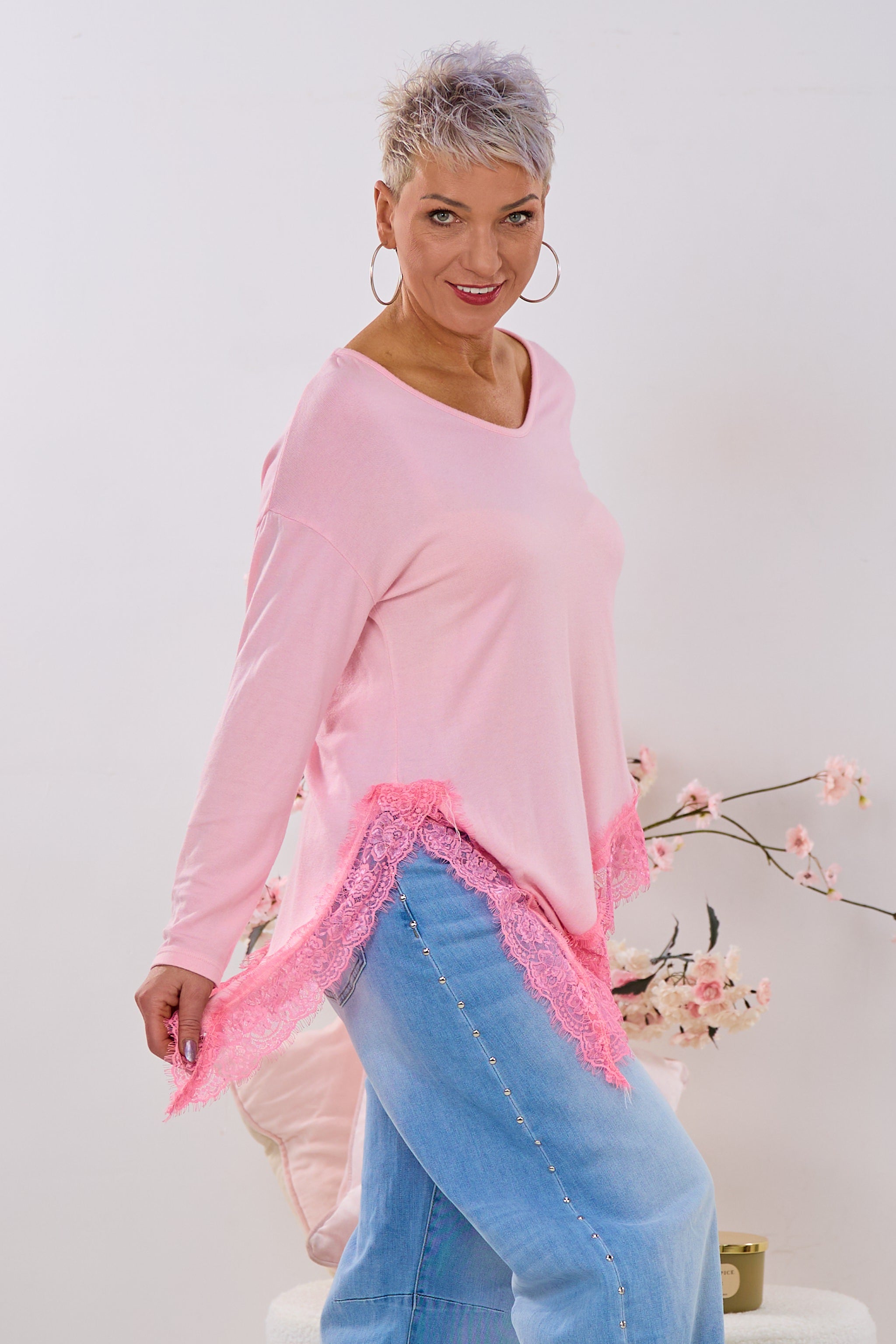 Asymmetrischer Strickpulli mit Spitze, rosa